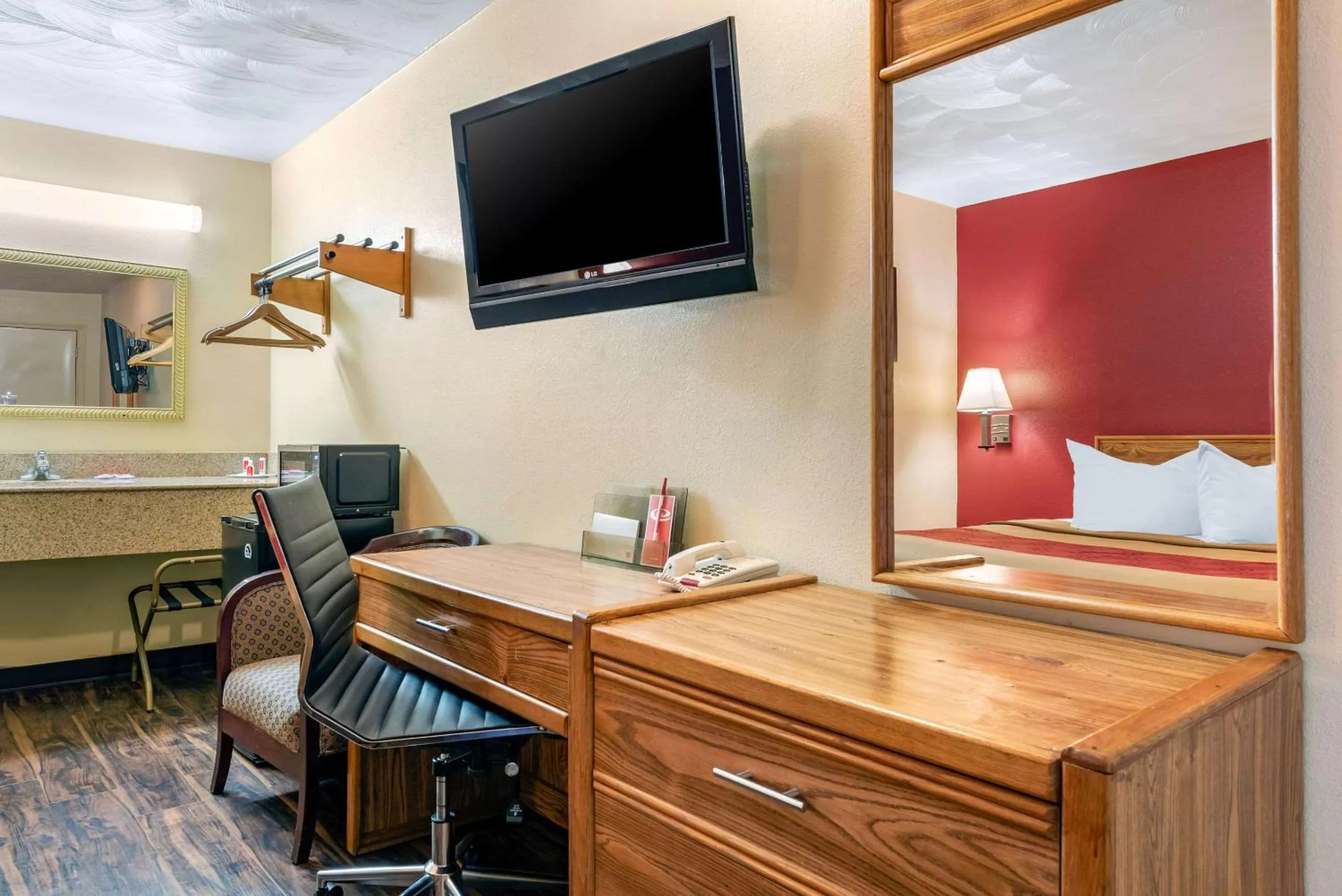 Photo of the whole room in Rodeway Inn