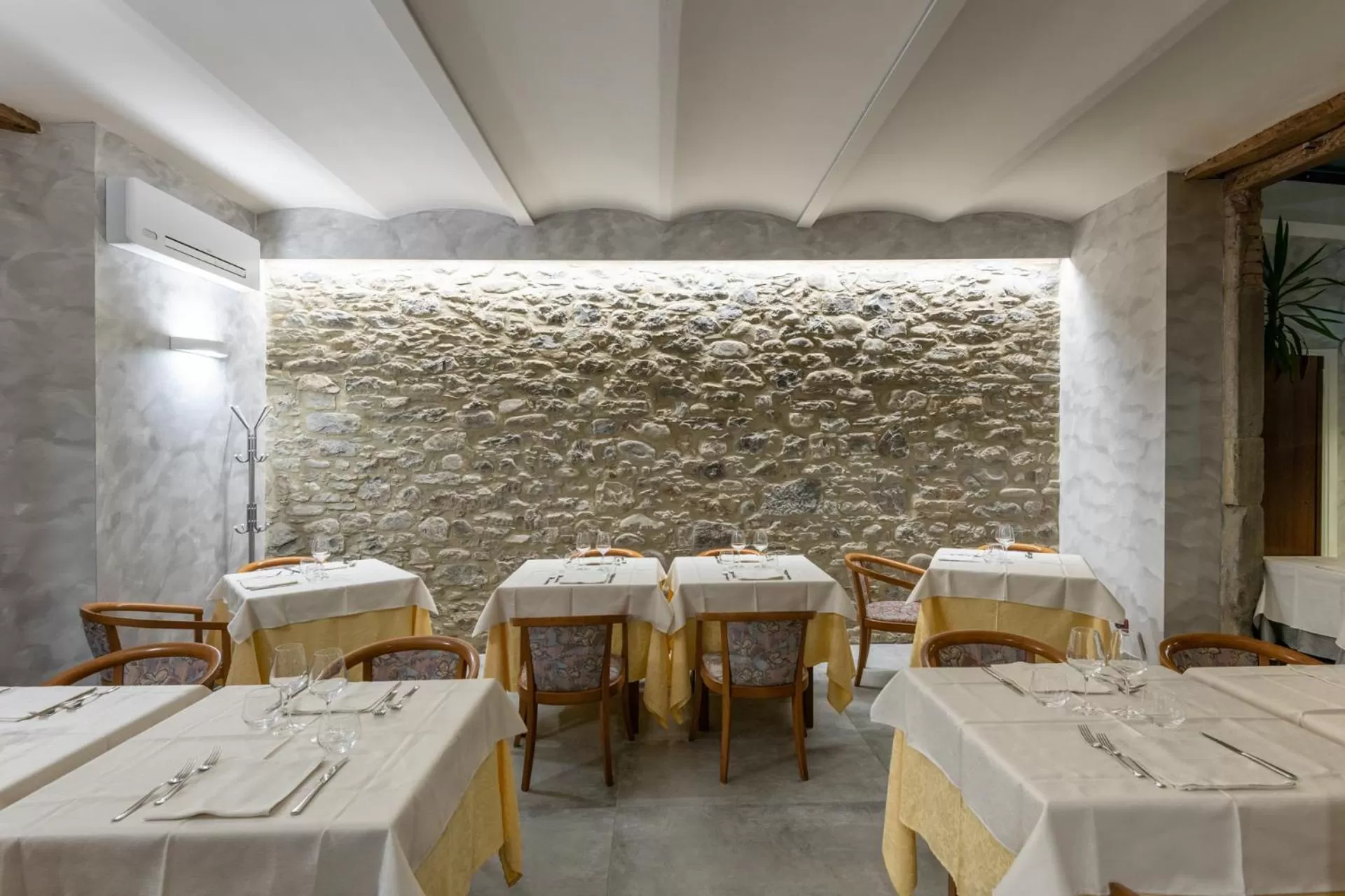Restaurant/places to eat in Hotel Roma