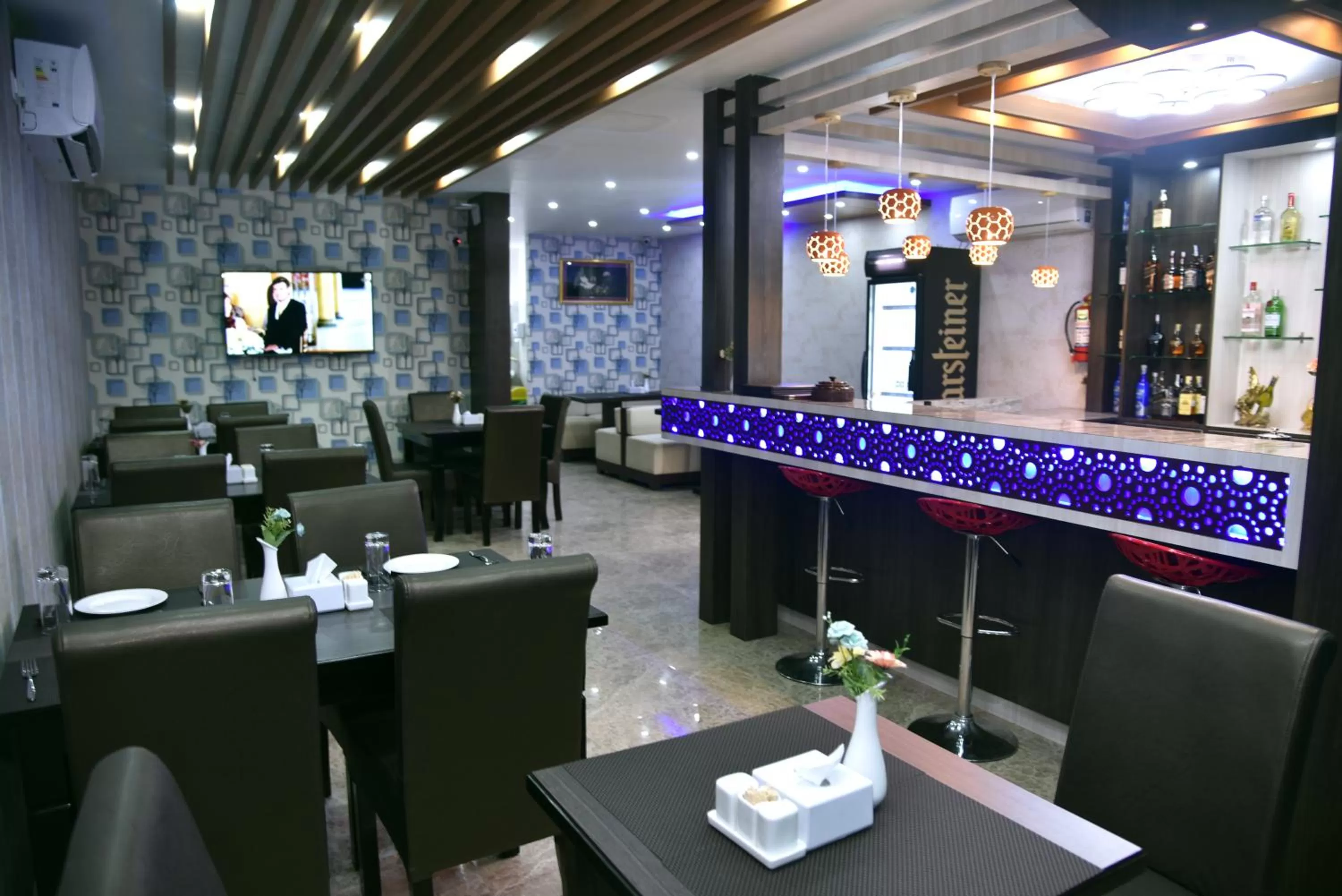 Restaurant/places to eat in Marinha Airport Hotel