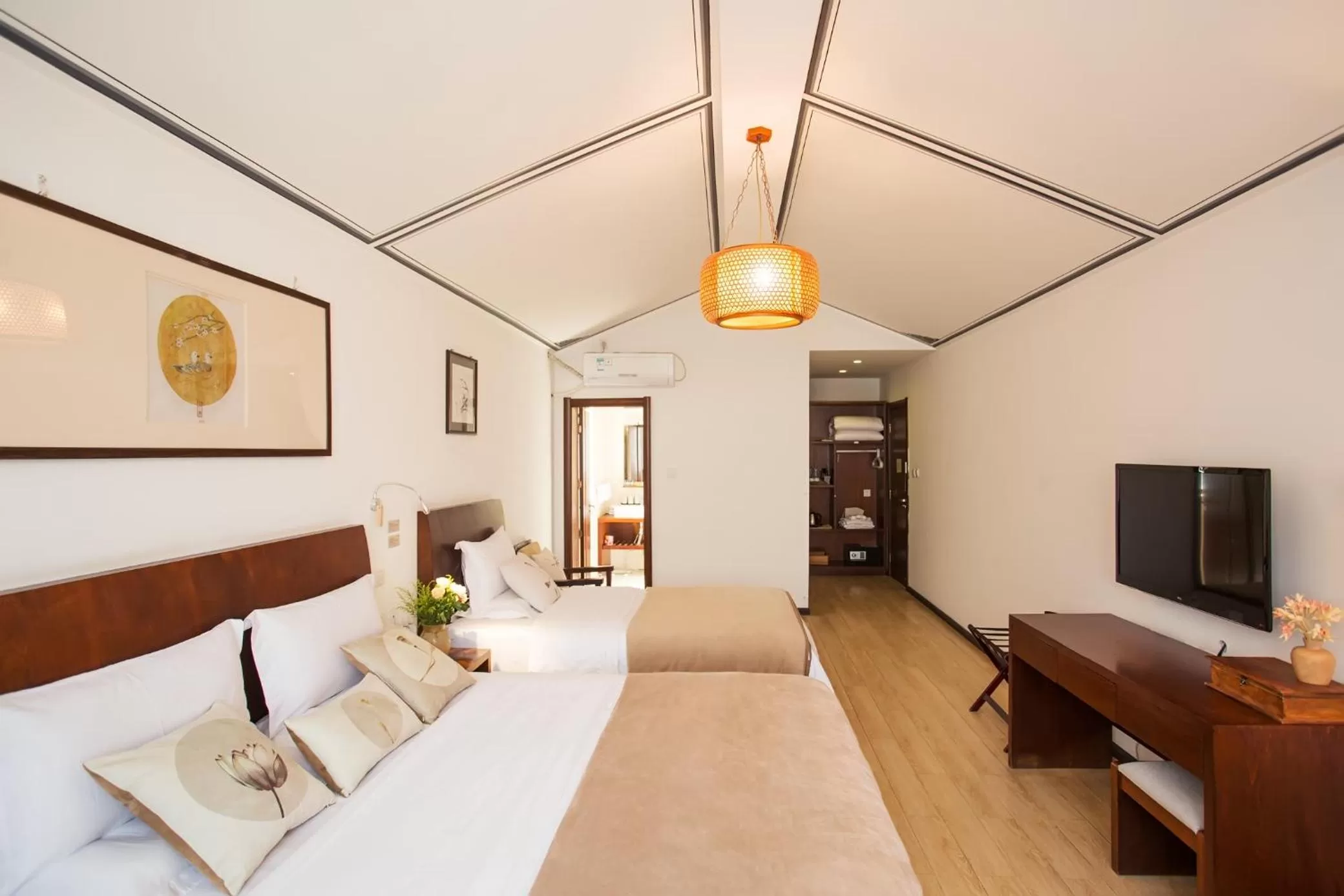 Photo of the whole room, Bed in Dali Yanyuan Mountain Retreat