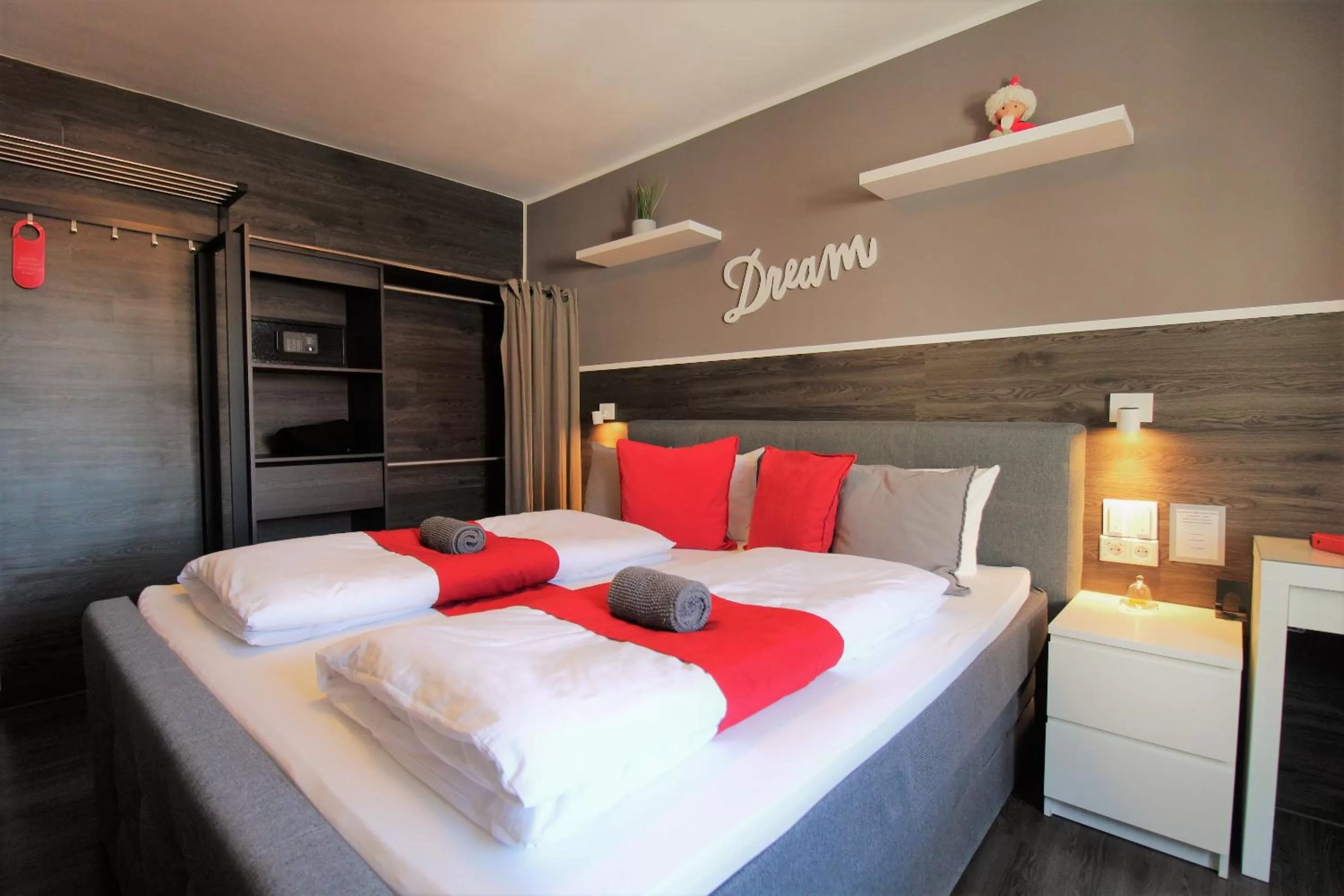 Photo of the whole room, Bed in MY HOME Hotel Lamm Rottweil "Smart Home"