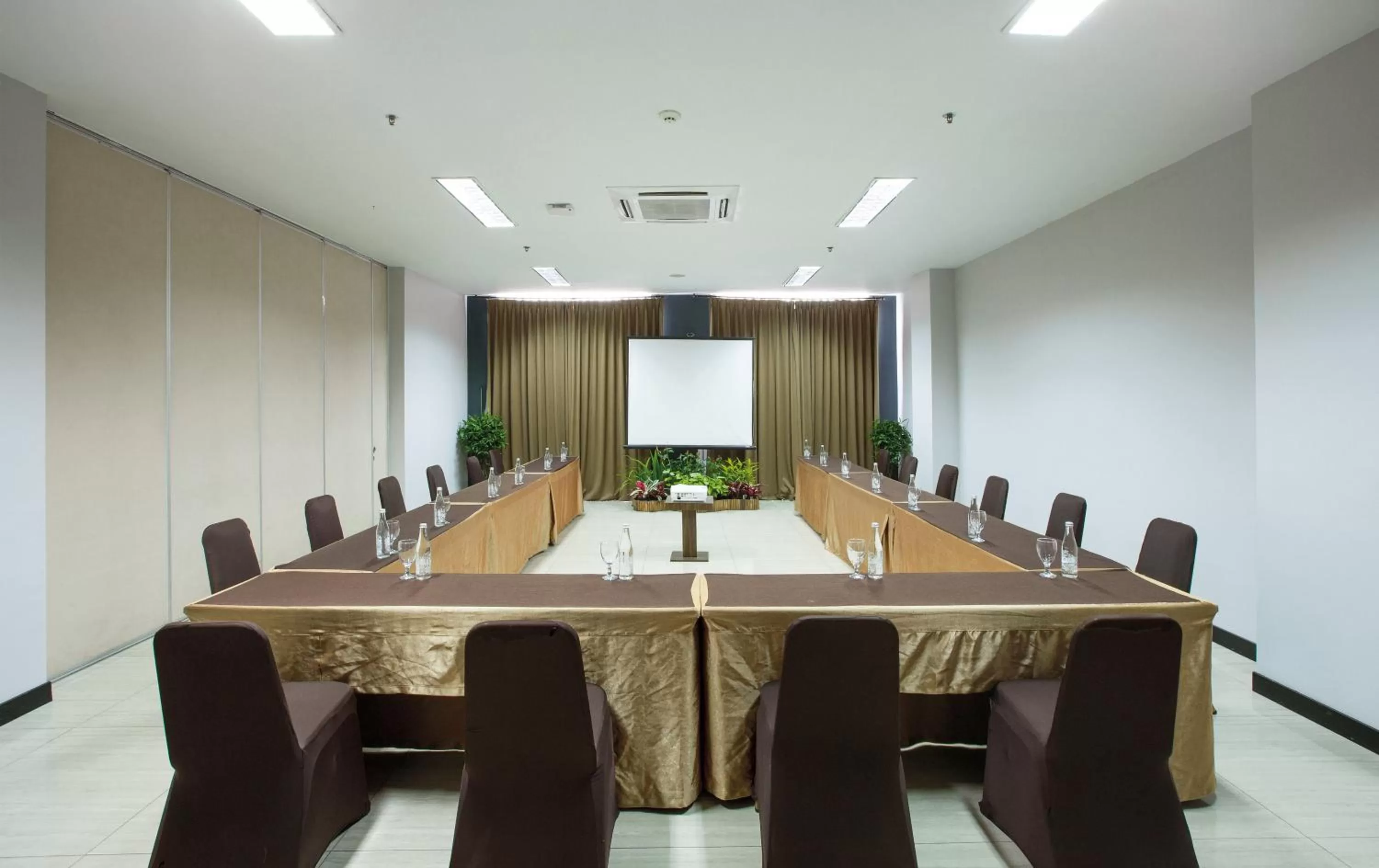 Meeting/conference room in ROOMS INC d'botanica Bandung