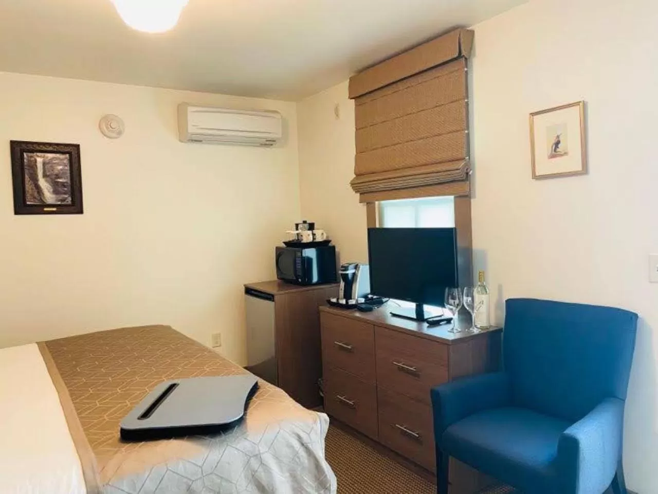 Bed in Historic Hotel Arvon