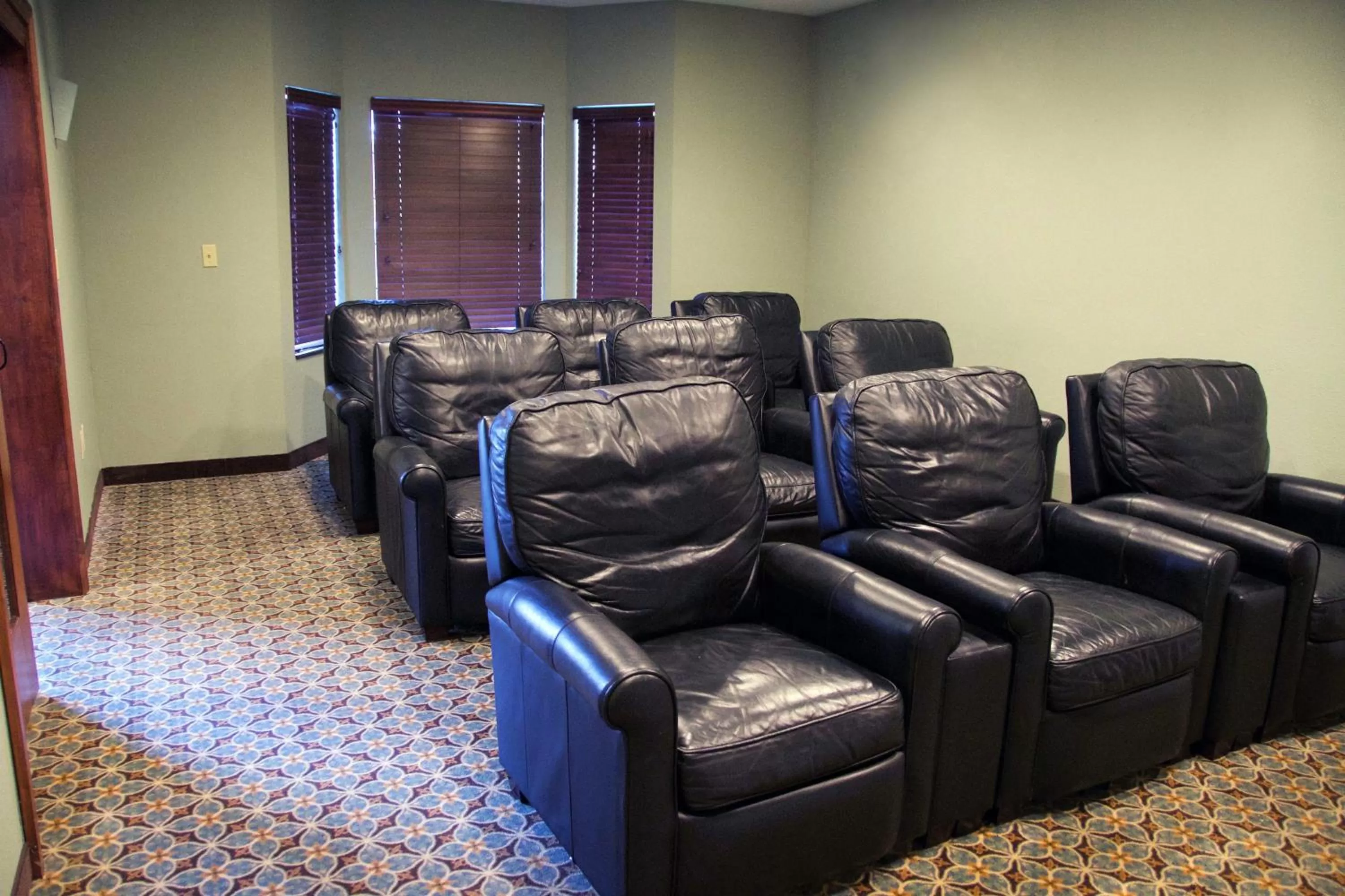 Communal lounge/ TV room in WeStay Suites - Covington/Mandeville