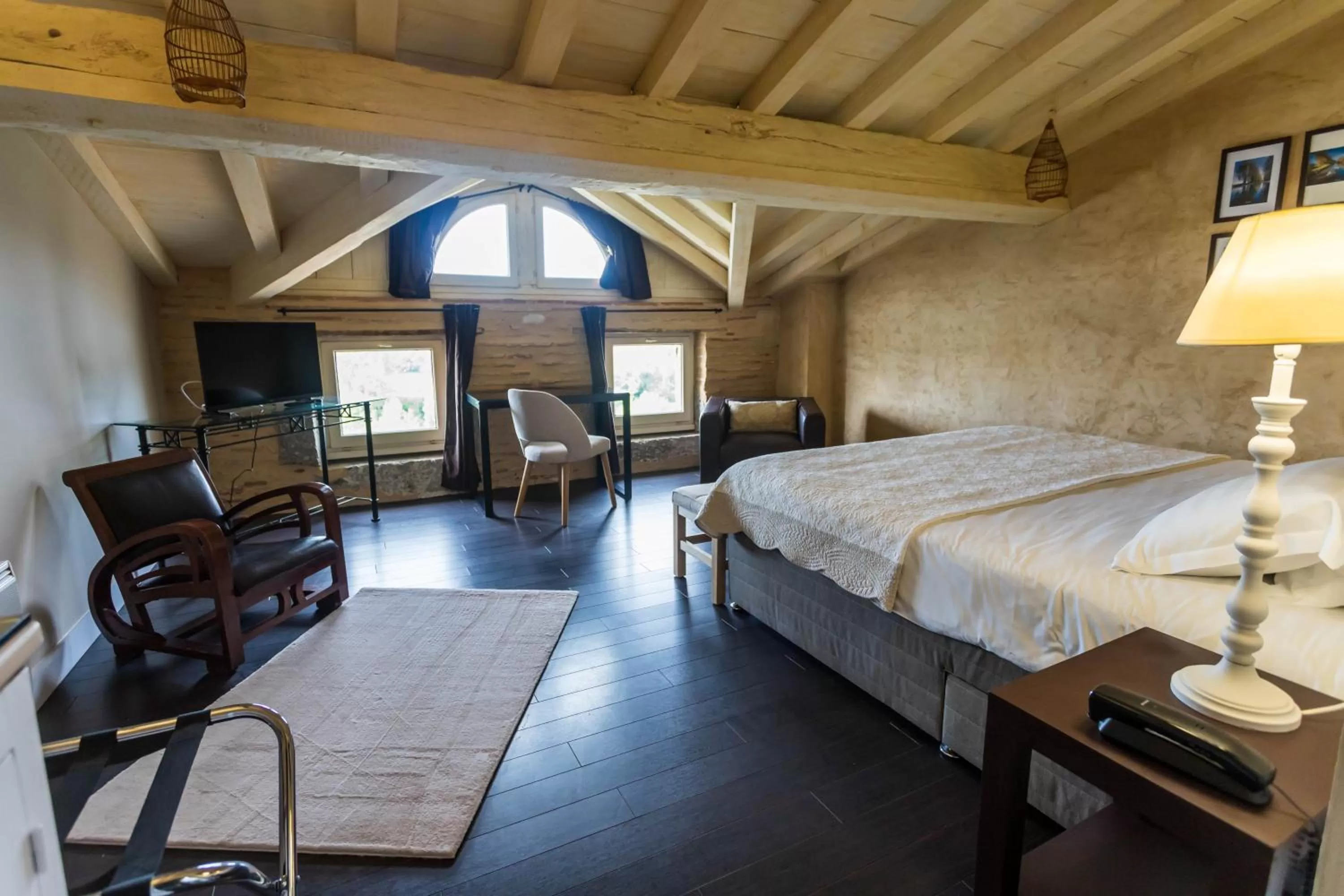 Photo of the whole room, Bed in CÔTE GARONNE le BALCON DES DAMES -hôtel et restaurant- Tonneins Fauillet Marmande - vue panoramique bord de Garonne chambres climatisées