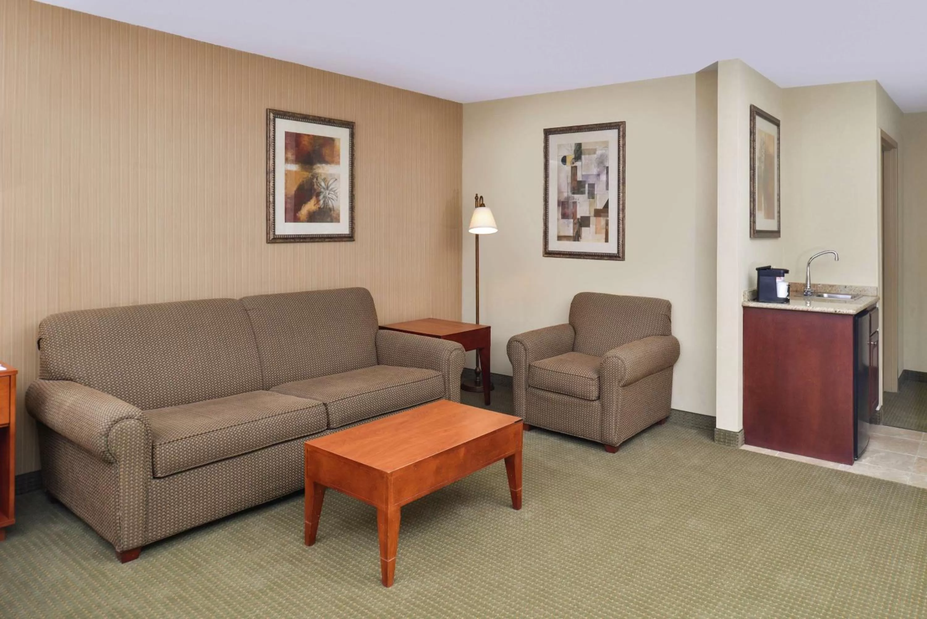 Living room in Hampton Inn Harrison