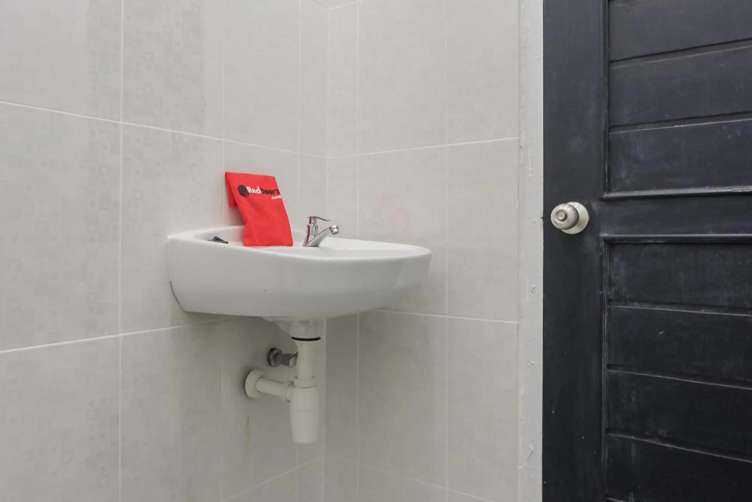 Bathroom in RedDoorz near Sultan Thaha Airport Jambi