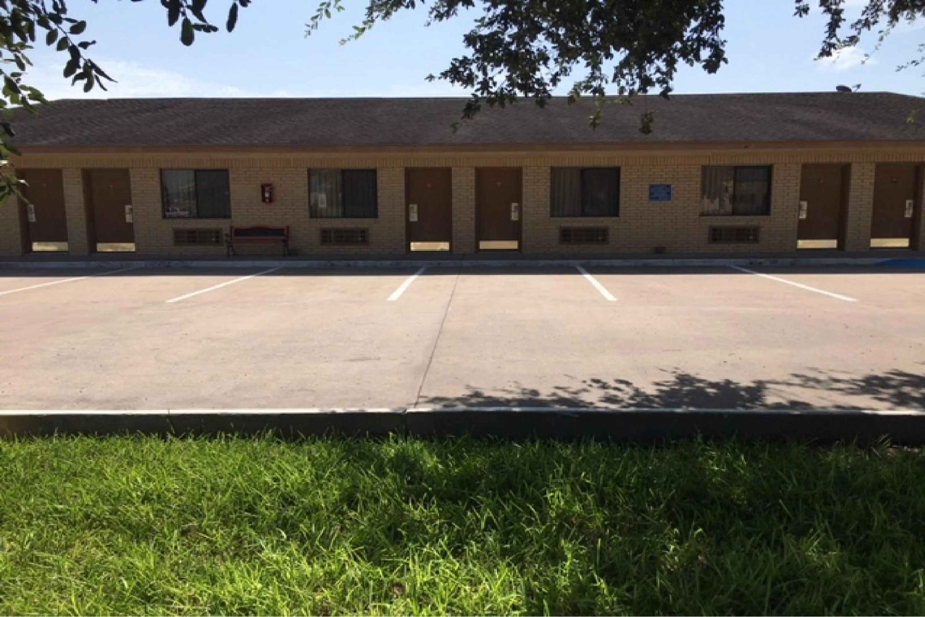 Property building in Hebbronville Executive Inn