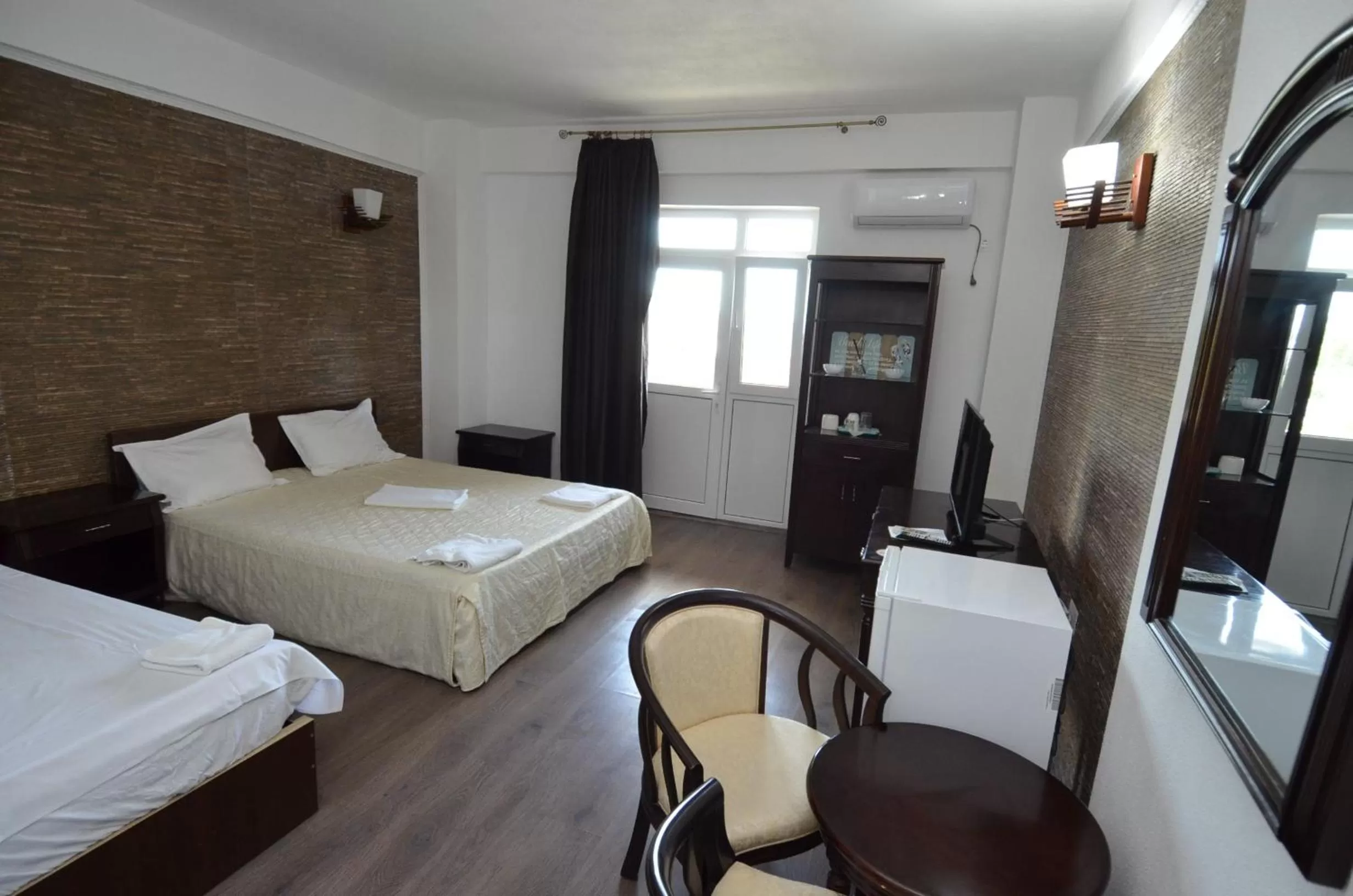 Photo of the whole room, Bed in Perla