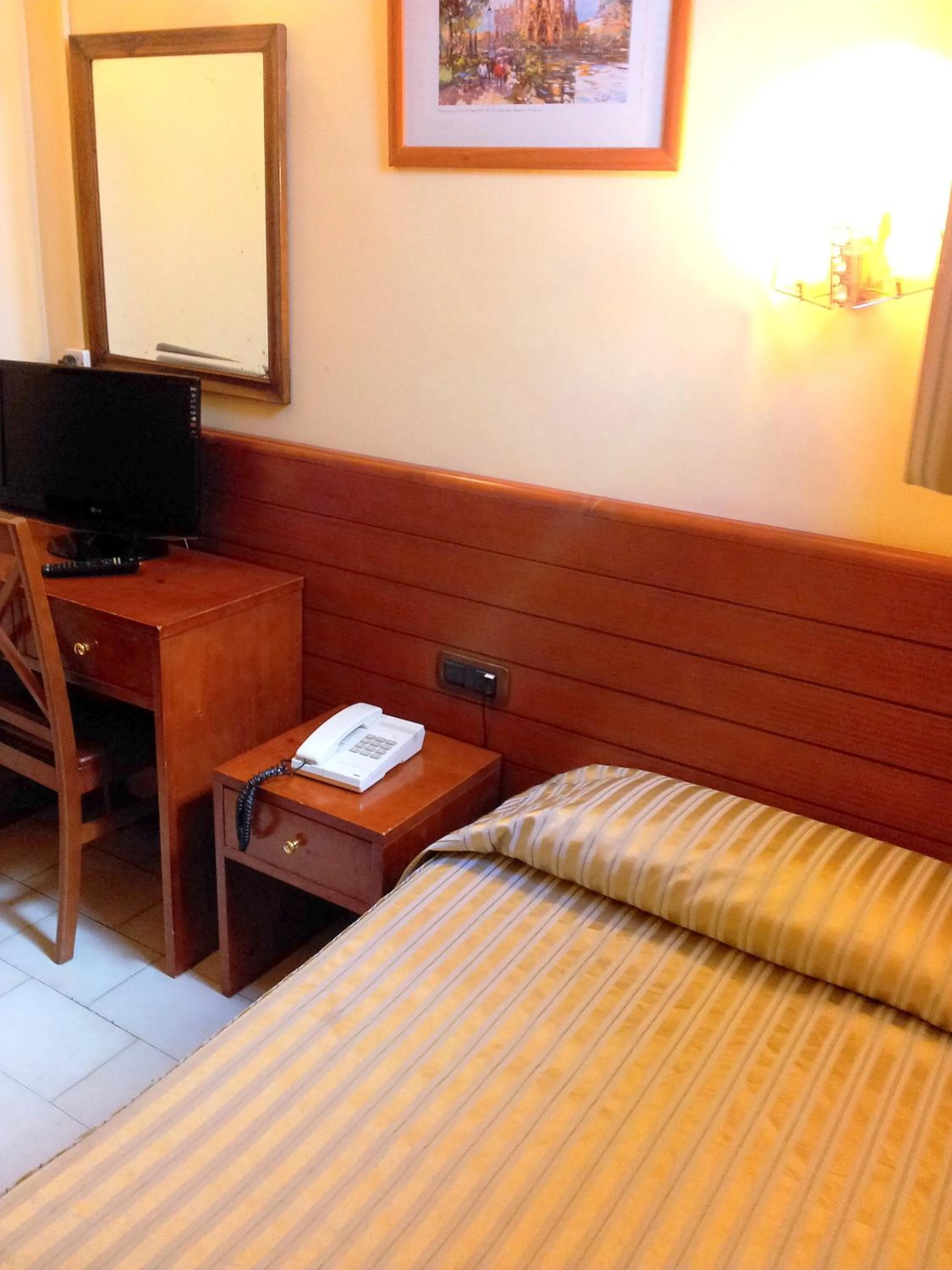 Photo of the whole room, Bed in Hotel Toledano Ramblas