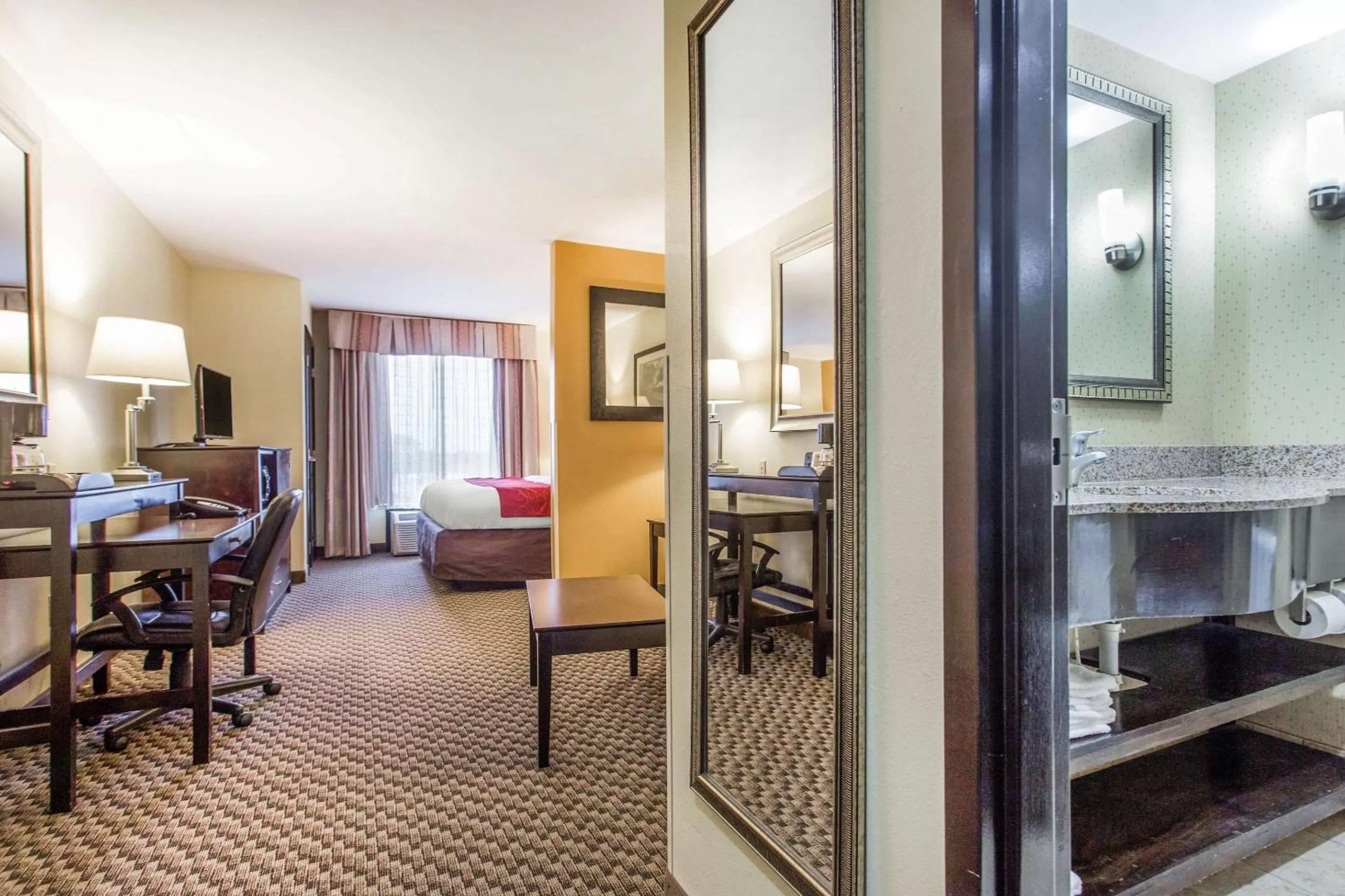 Photo of the whole room in Comfort Suites Clinton near Presbyterian College