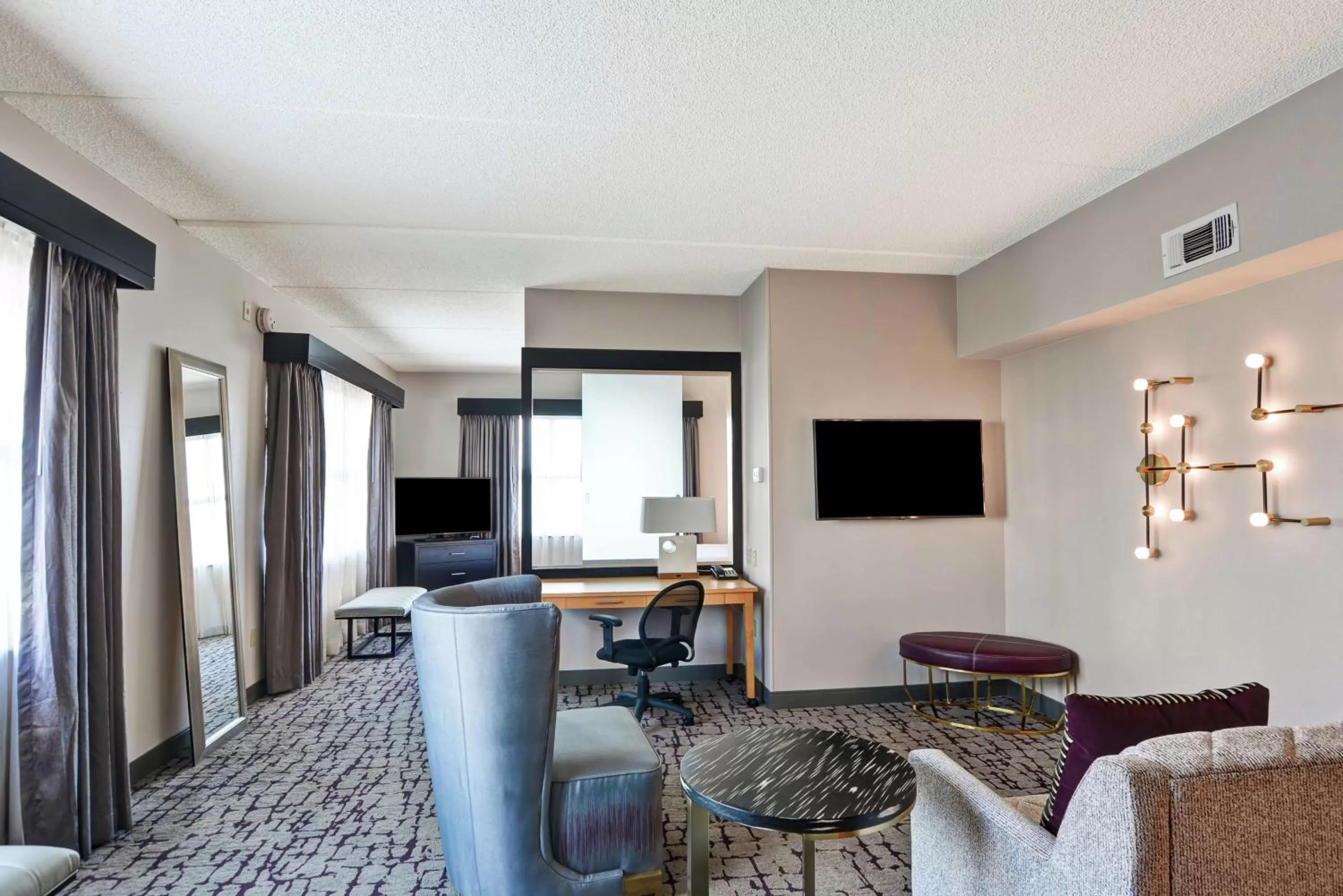 Living room in DoubleTree by Hilton Hotel Baton Rouge