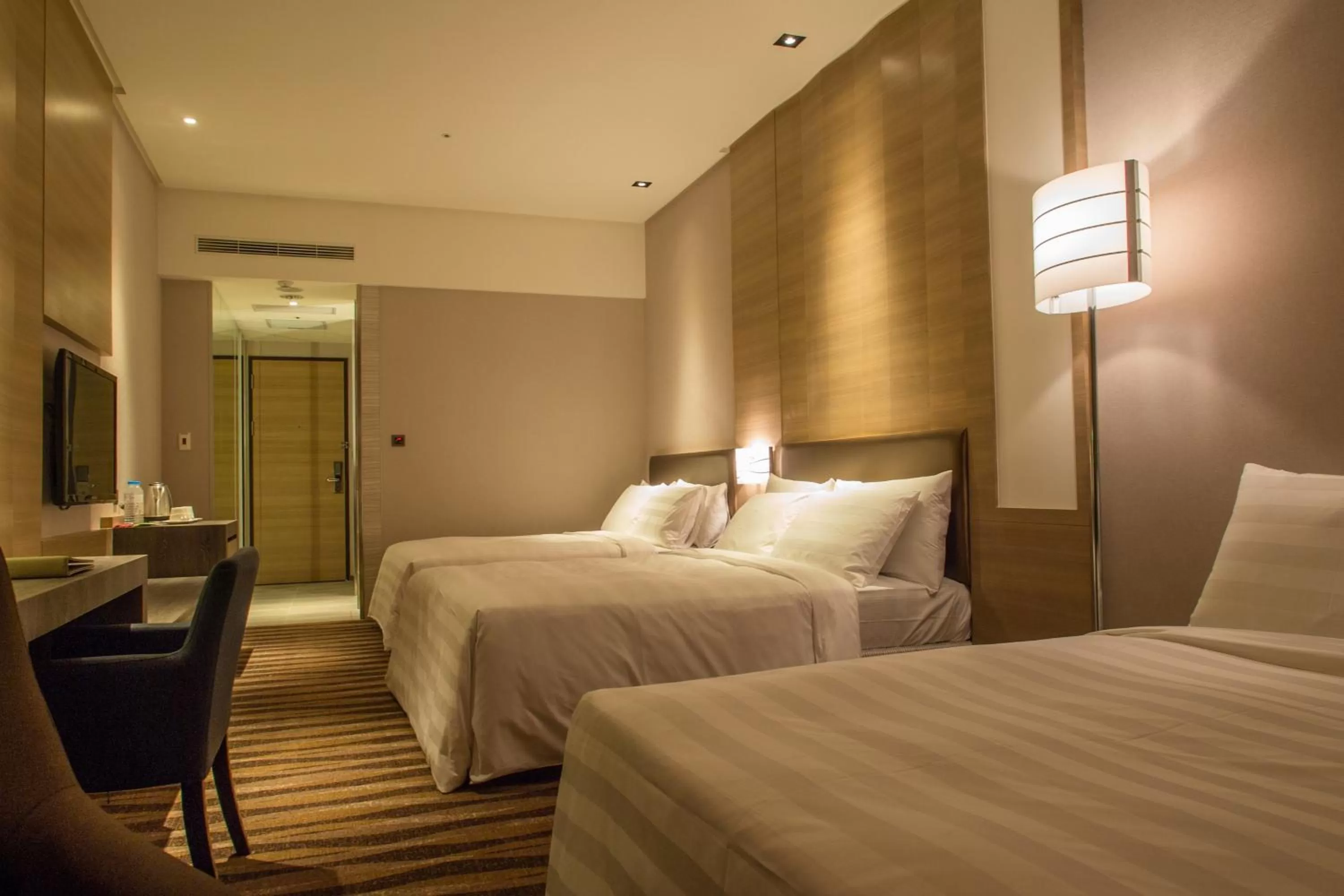 Photo of the whole room, Bed in City Suites - Kaohsiung Chenai