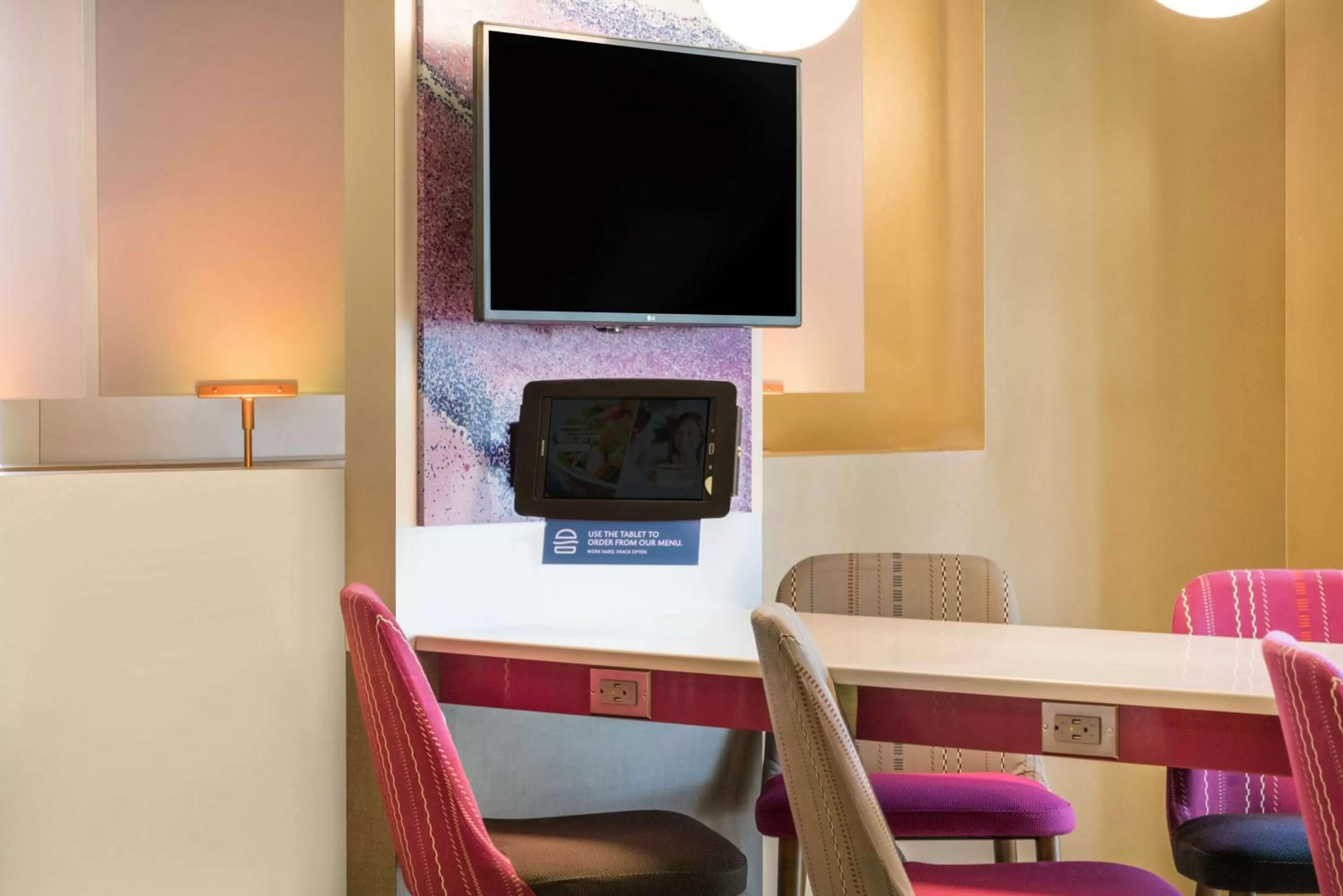 Seating area in Sonesta Milwaukee West Wauwatosa