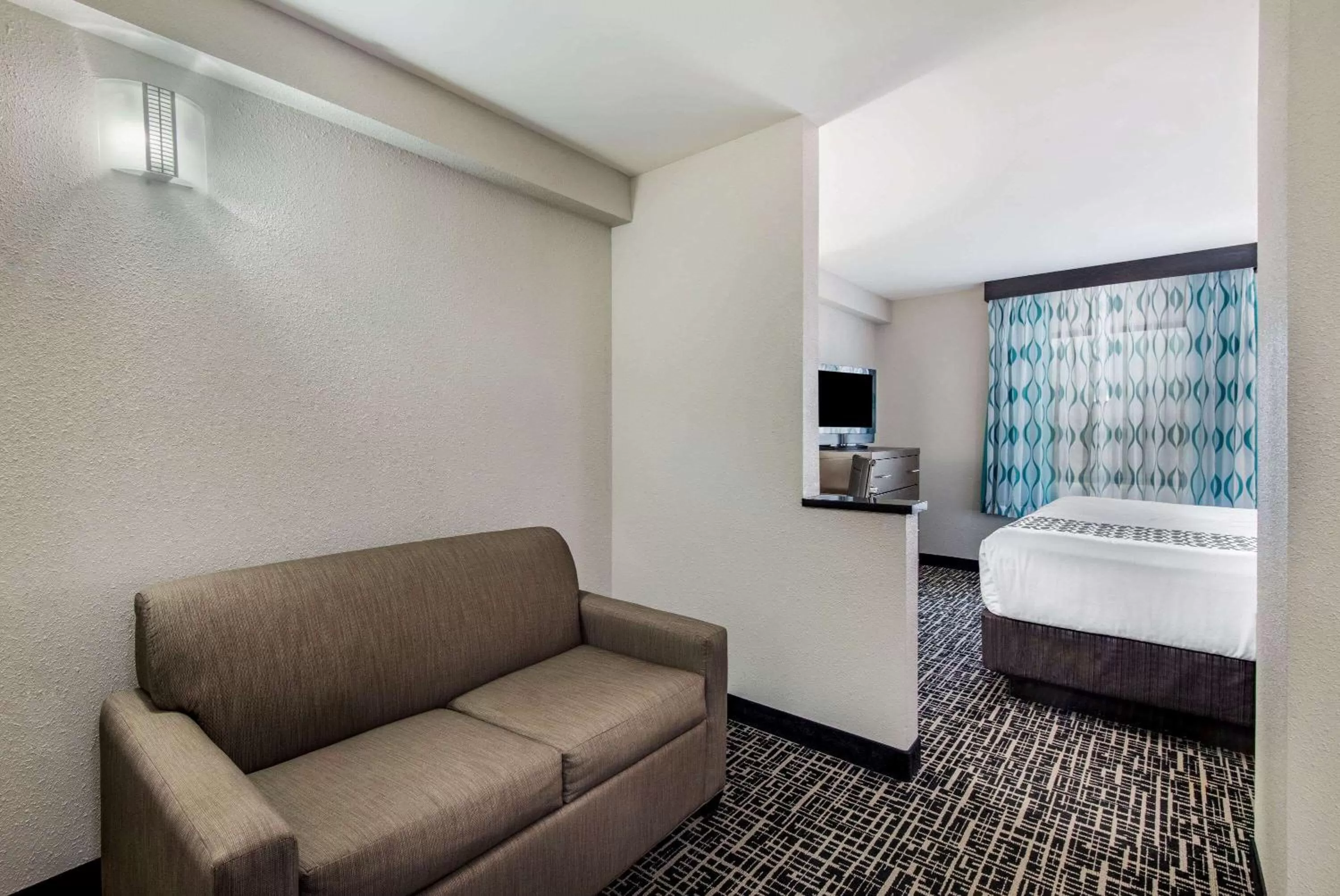 Photo of the whole room, Bed in La Quinta Inn by Wyndham West Long Branch NJ Shore Area