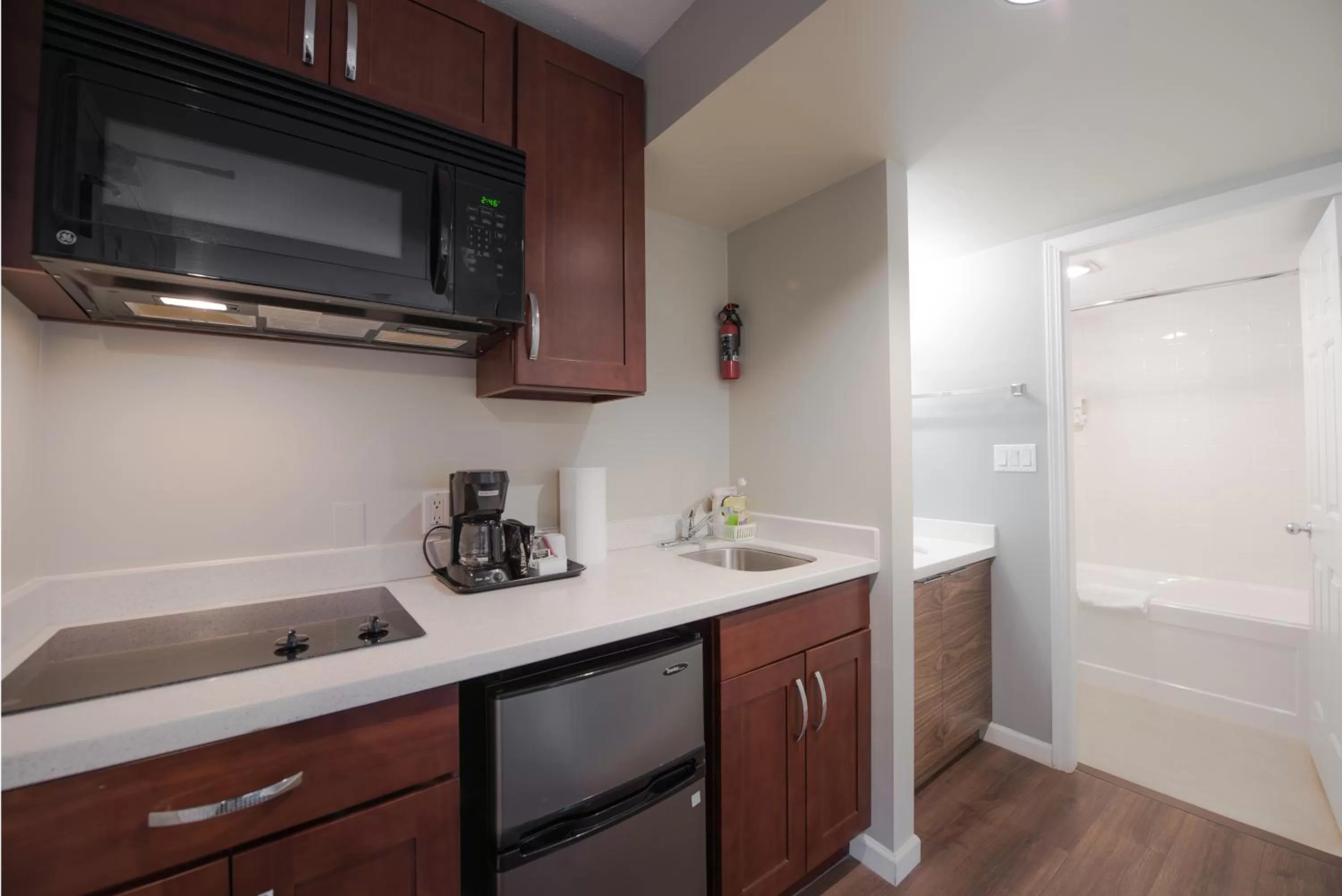 Deluxe Queen Room in Gibsons Garden Hotel