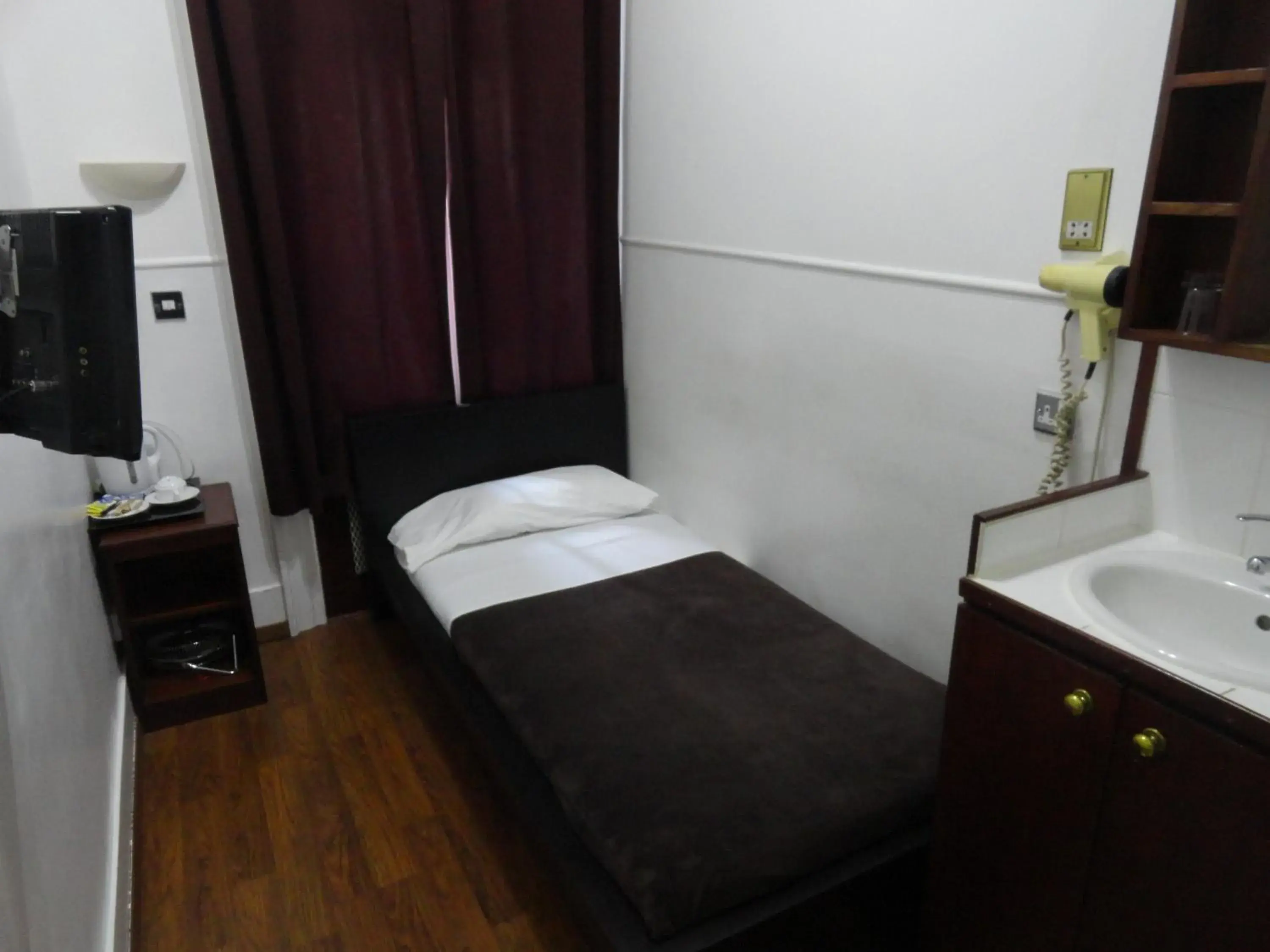 Standard Single Room with Shared Bathroom in London Continental Hotel Standard Single Room with Shared Bathroom in London Continental Hotel