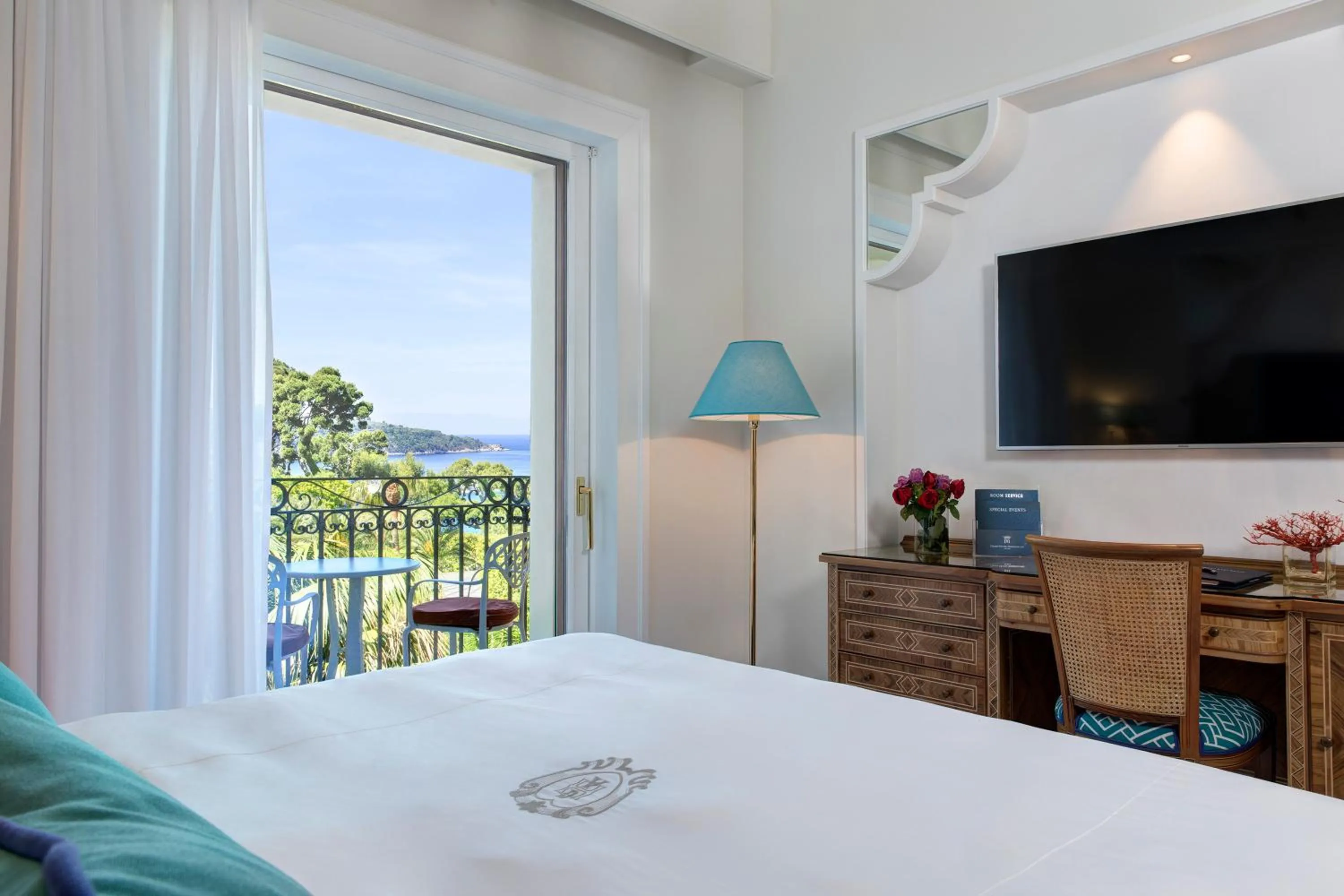 TV and multimedia, Bed in Grand Hotel Ambasciatori