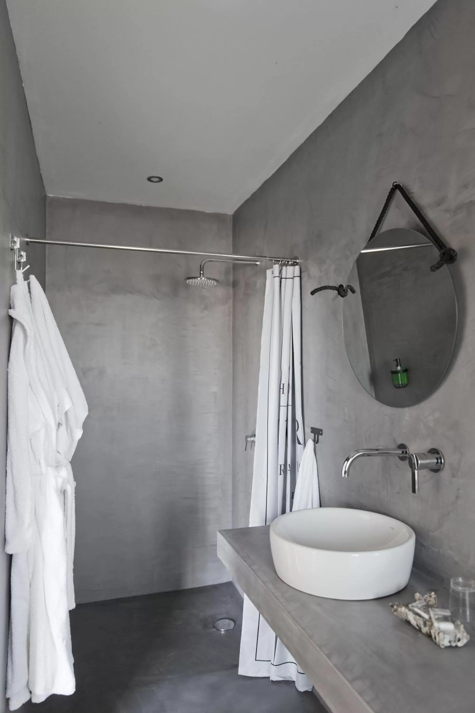Shower in Trendy and Luxe B&B and Garden Suite