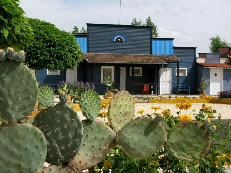 Property building in Convoy Panzió