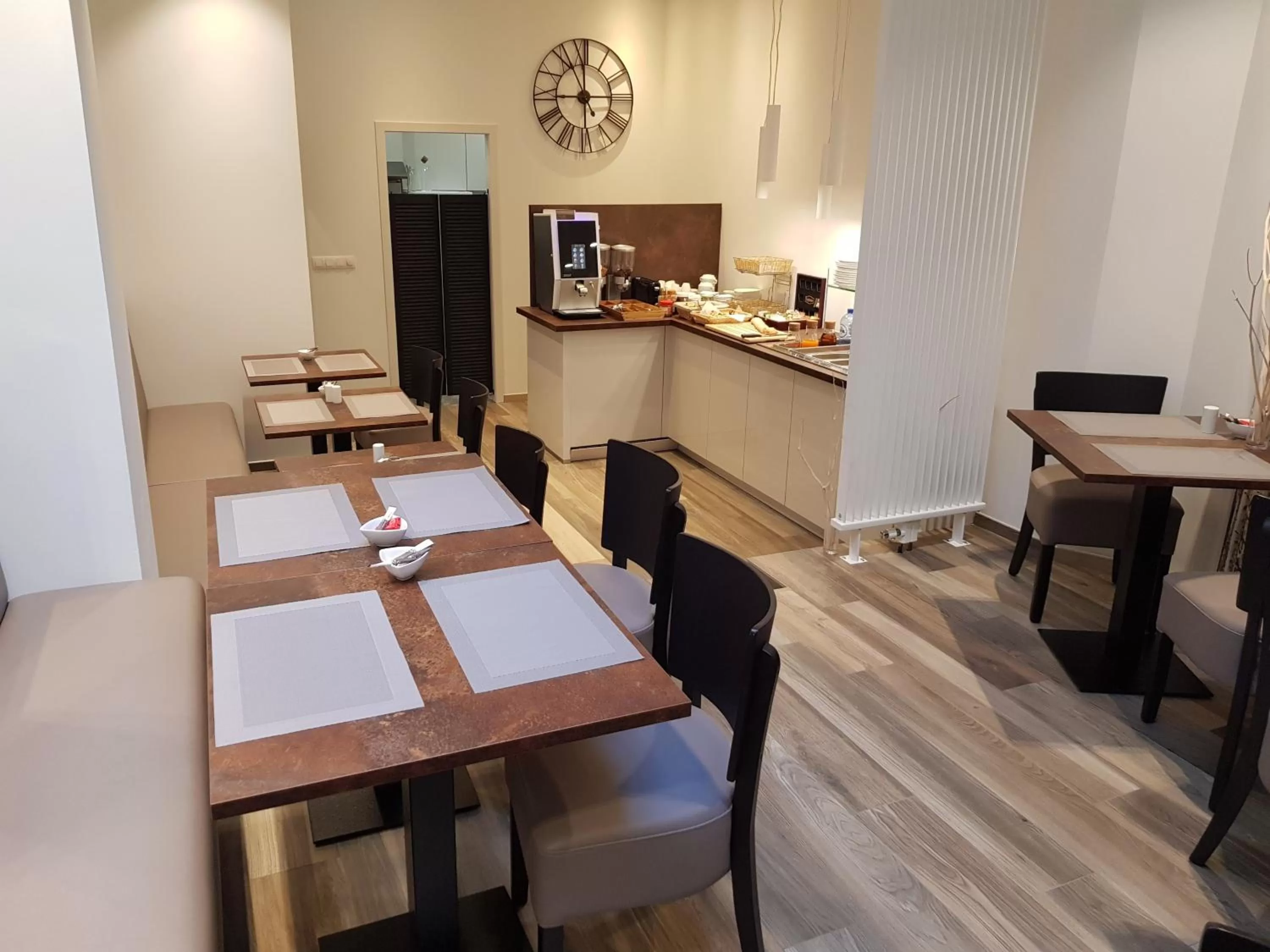 Breakfast in Hôtel du Parc Ath