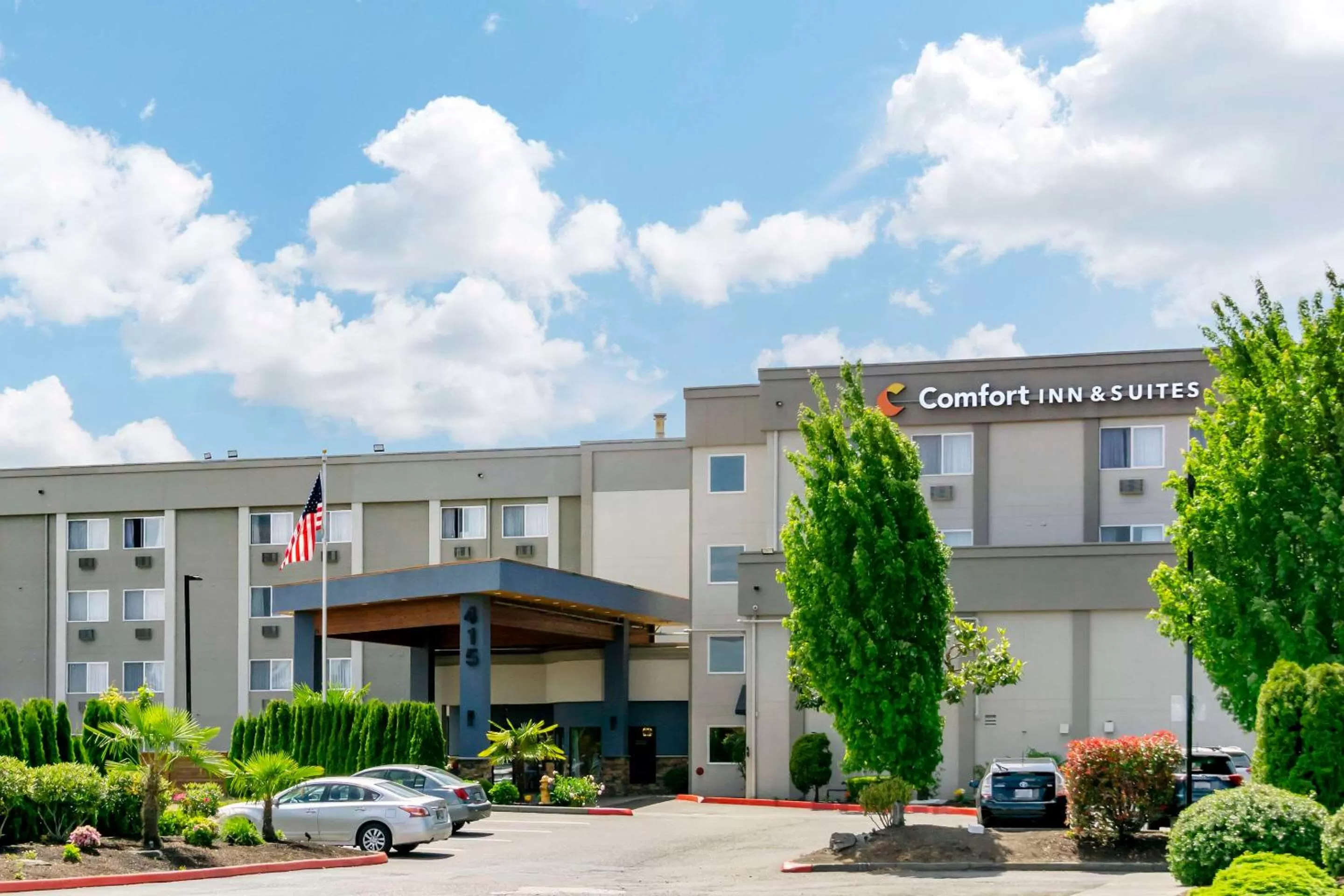 Property building in Comfort Inn & Suites Pacific - Auburn