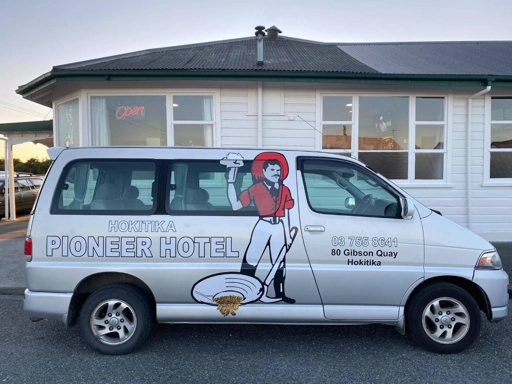 Property building in Hokitika Pioneer Hotel