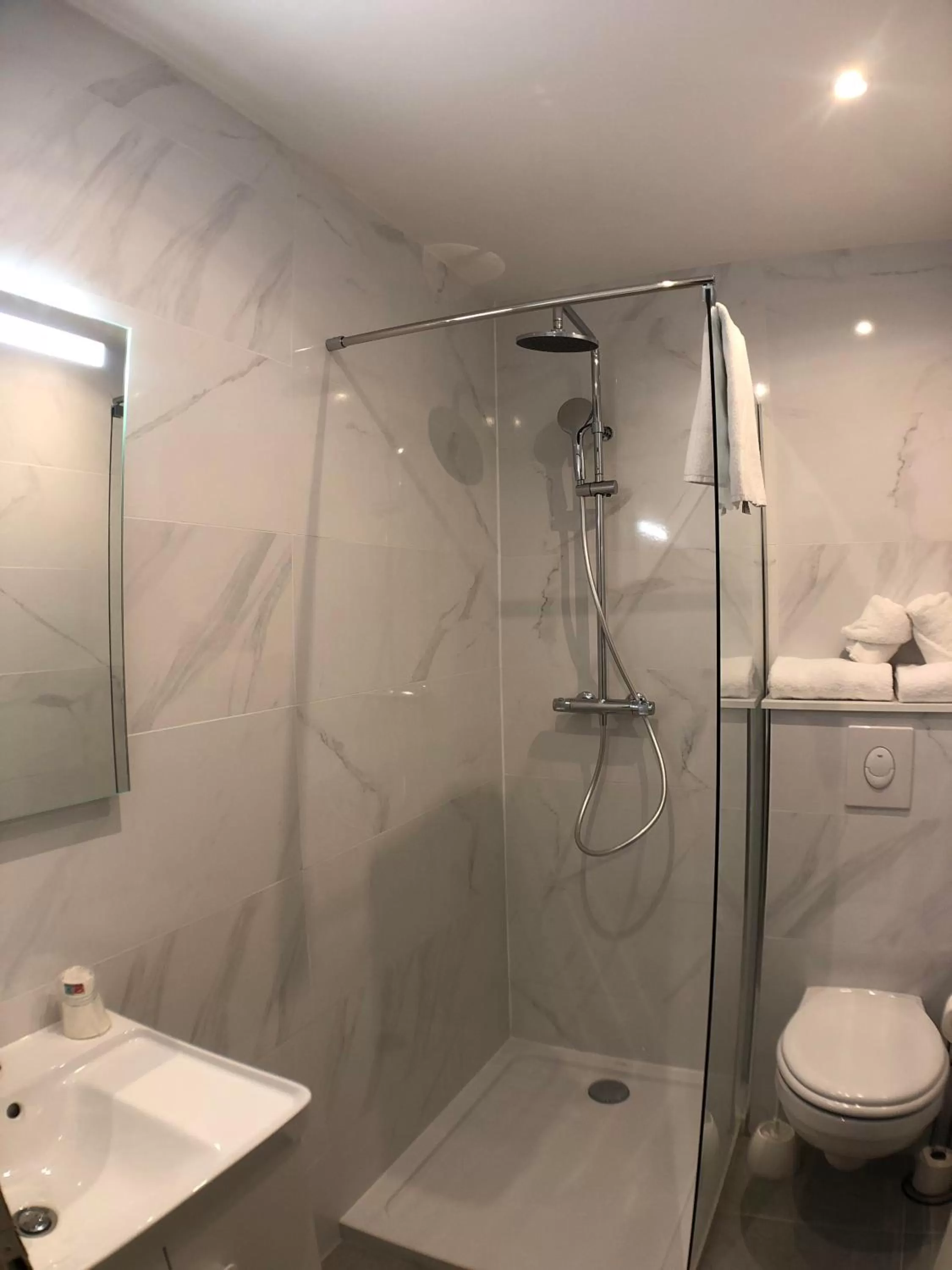 Bathroom in The Originals Boutique, Hôtel de la Balance, Montbéliard