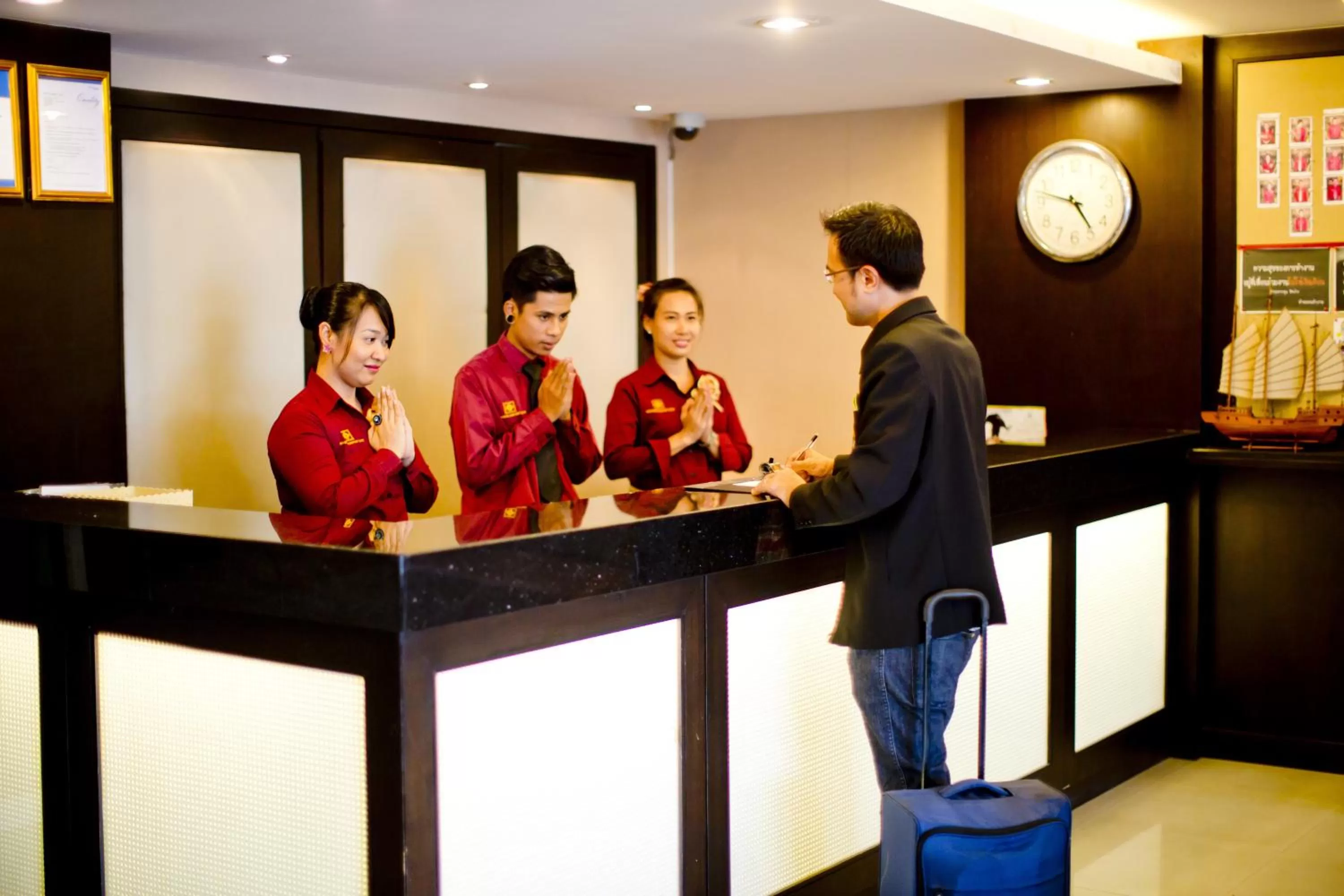 Lobby or reception in Sinsuvarn Airport Suite Hotel