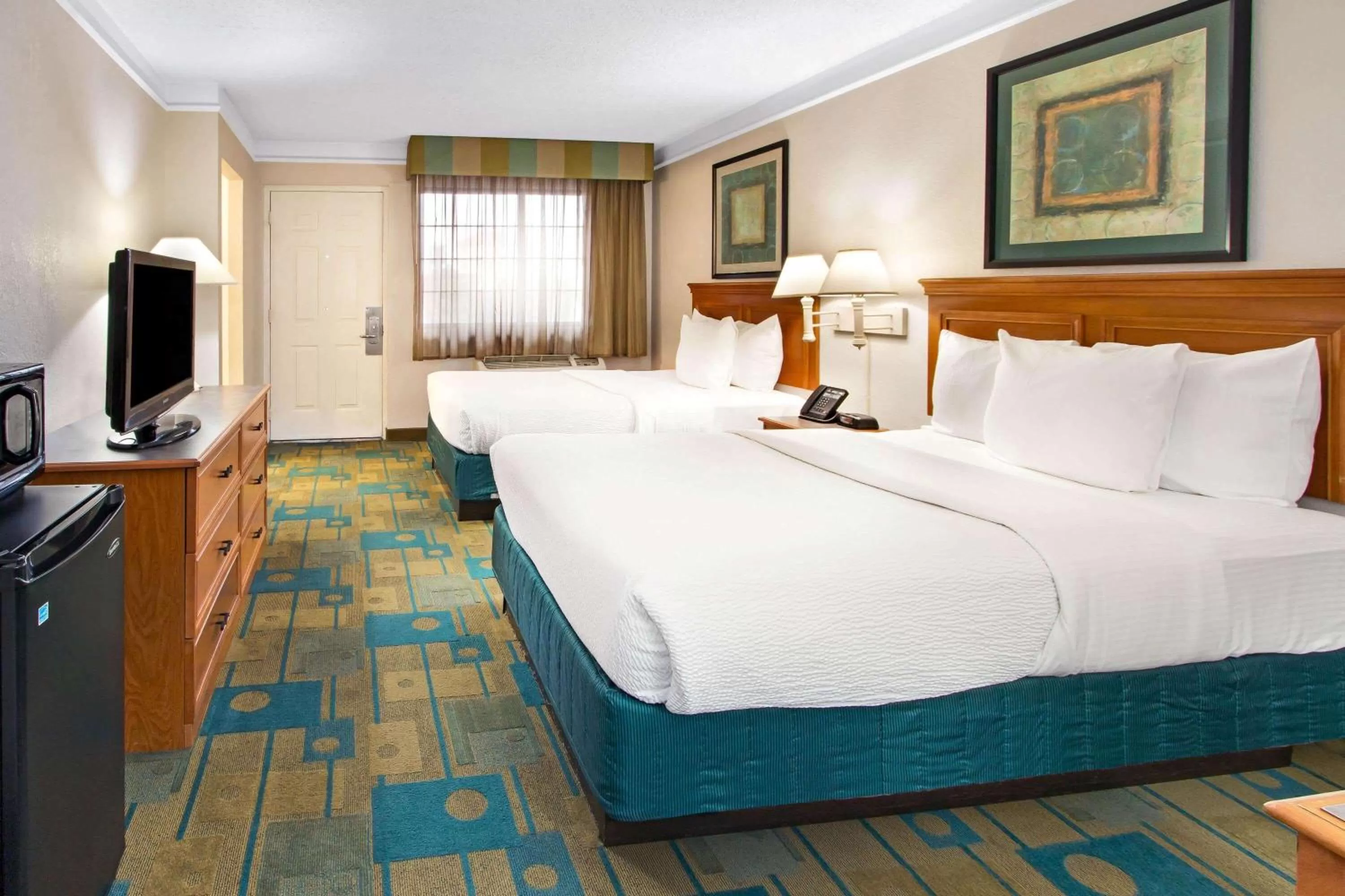 Photo of the whole room, Bed in La Quinta Inn by Wyndham Albuquerque Airport