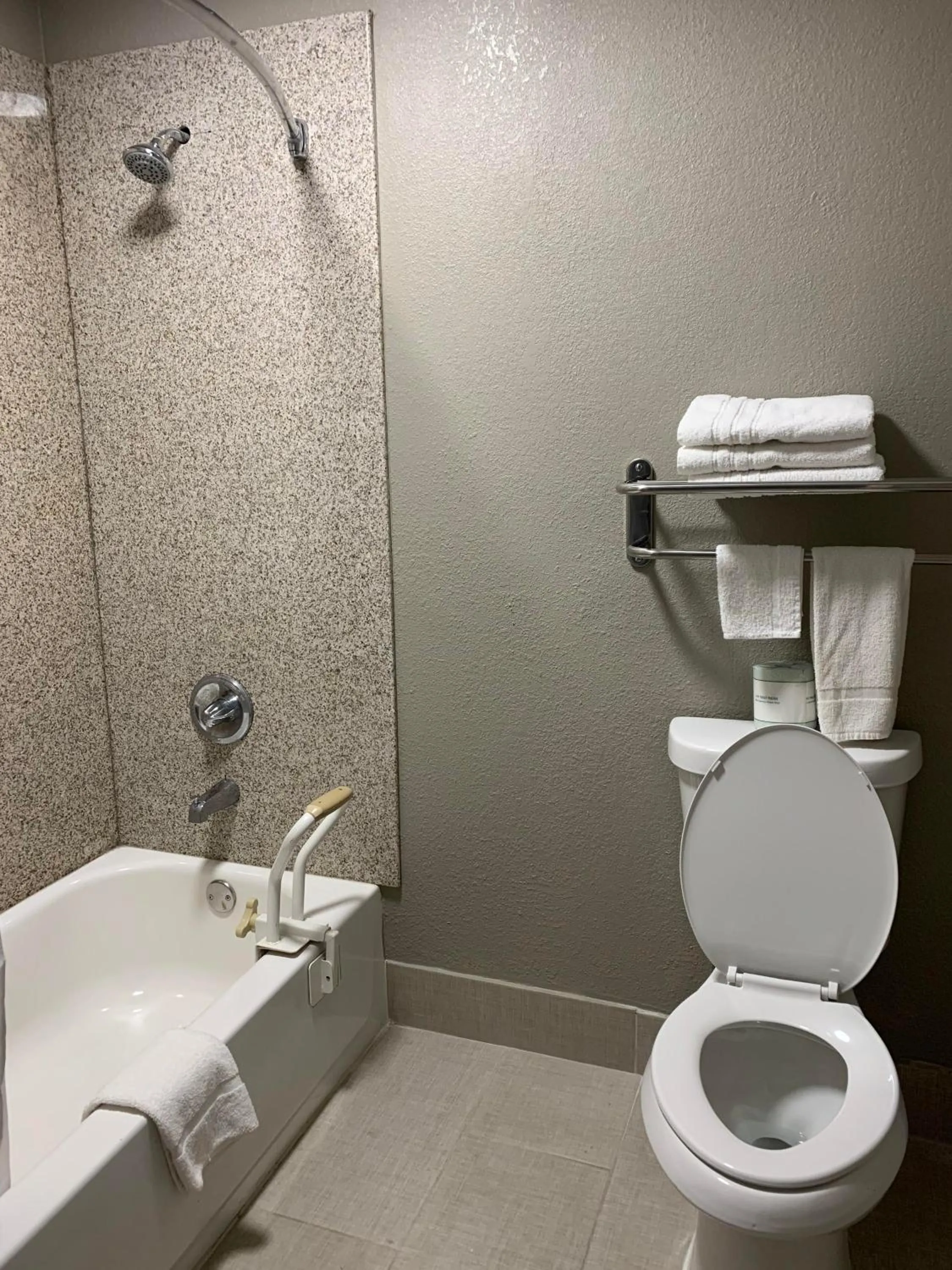 Bathroom in Days Inn & Suites by Wyndham Collierville Germantown Area