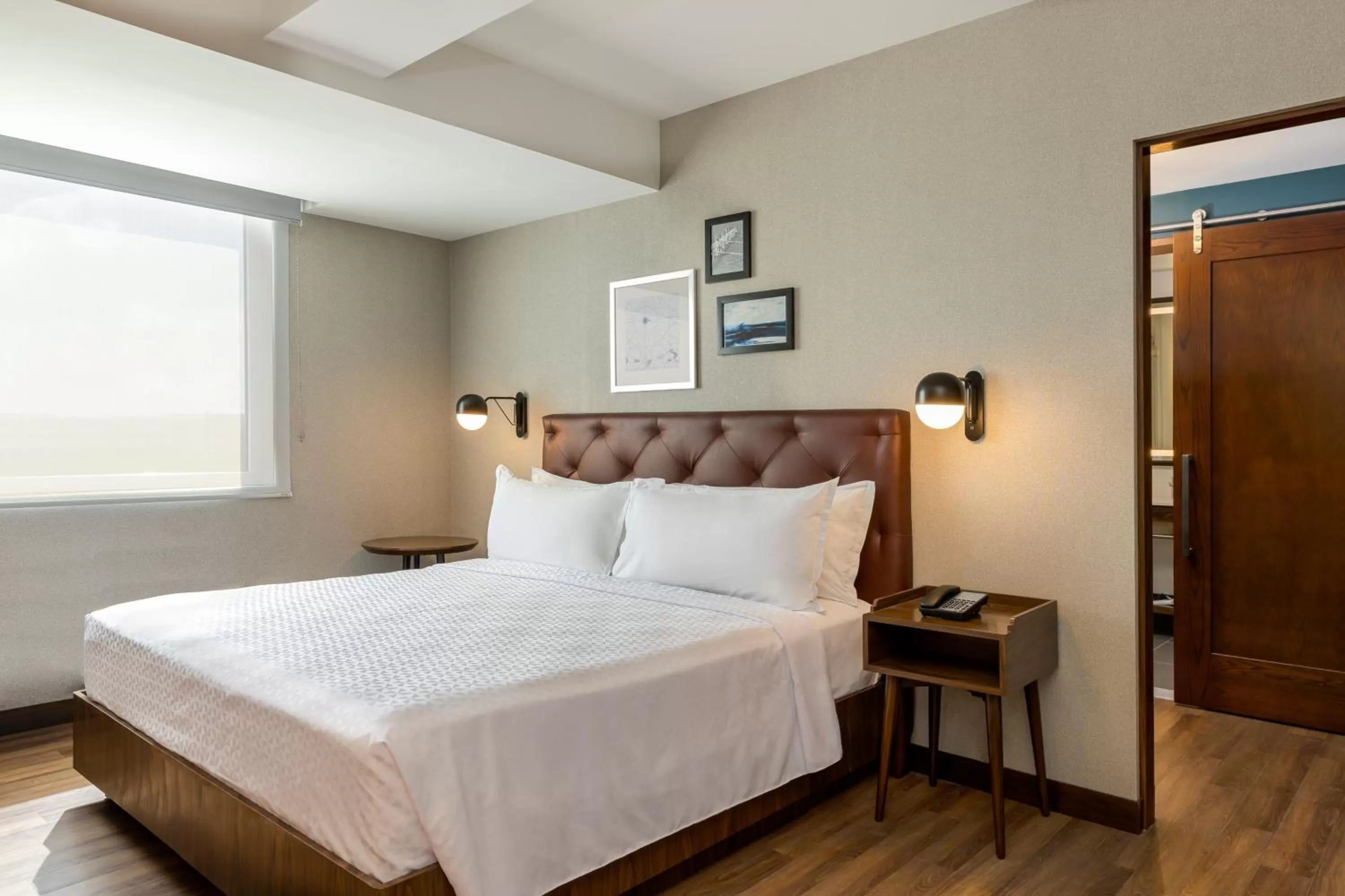 Photo of the whole room, Bed in Four Points by Sheraton Monterrey Airport