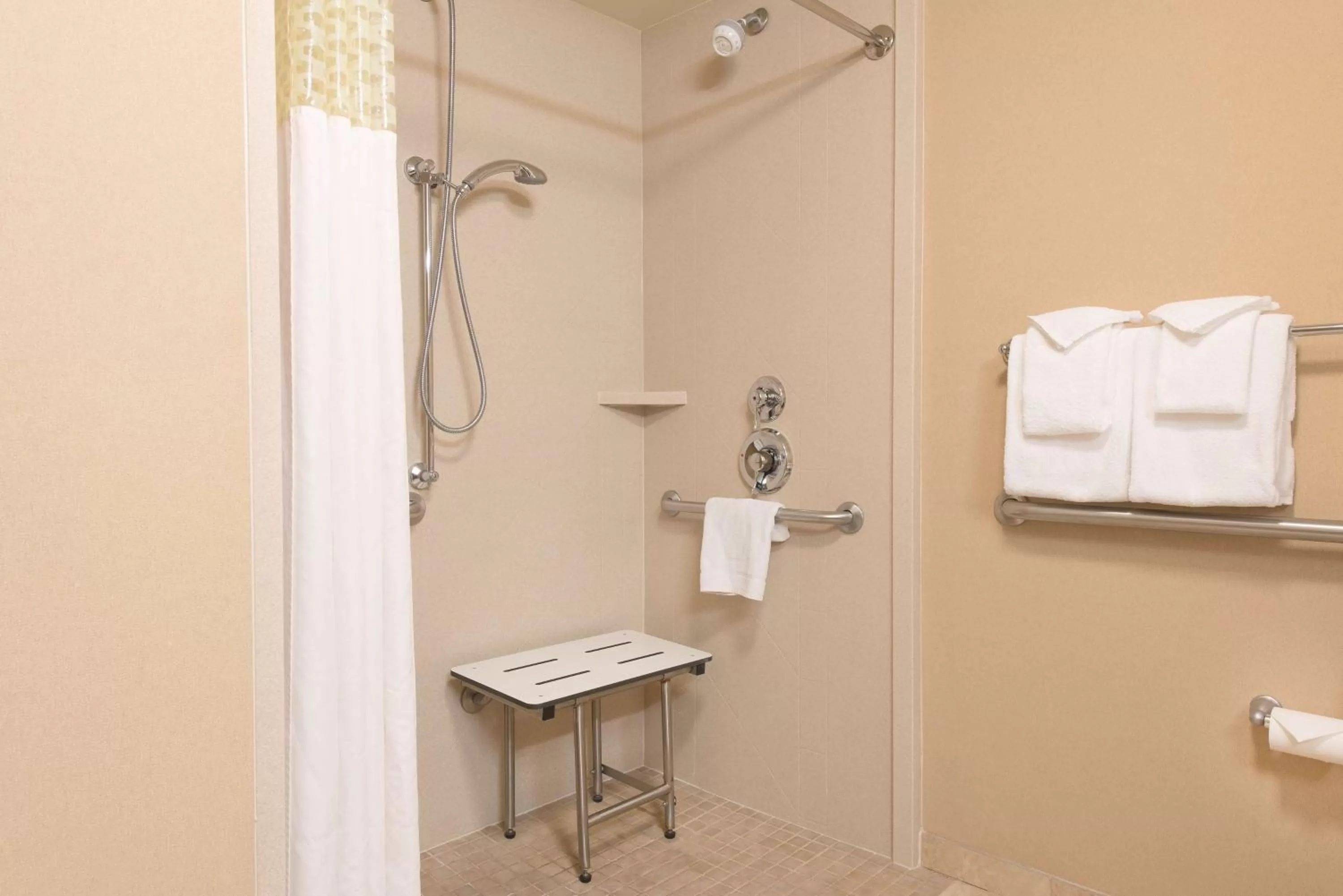 Bathroom in Hampton Inn & Suites Bloomington-Normal