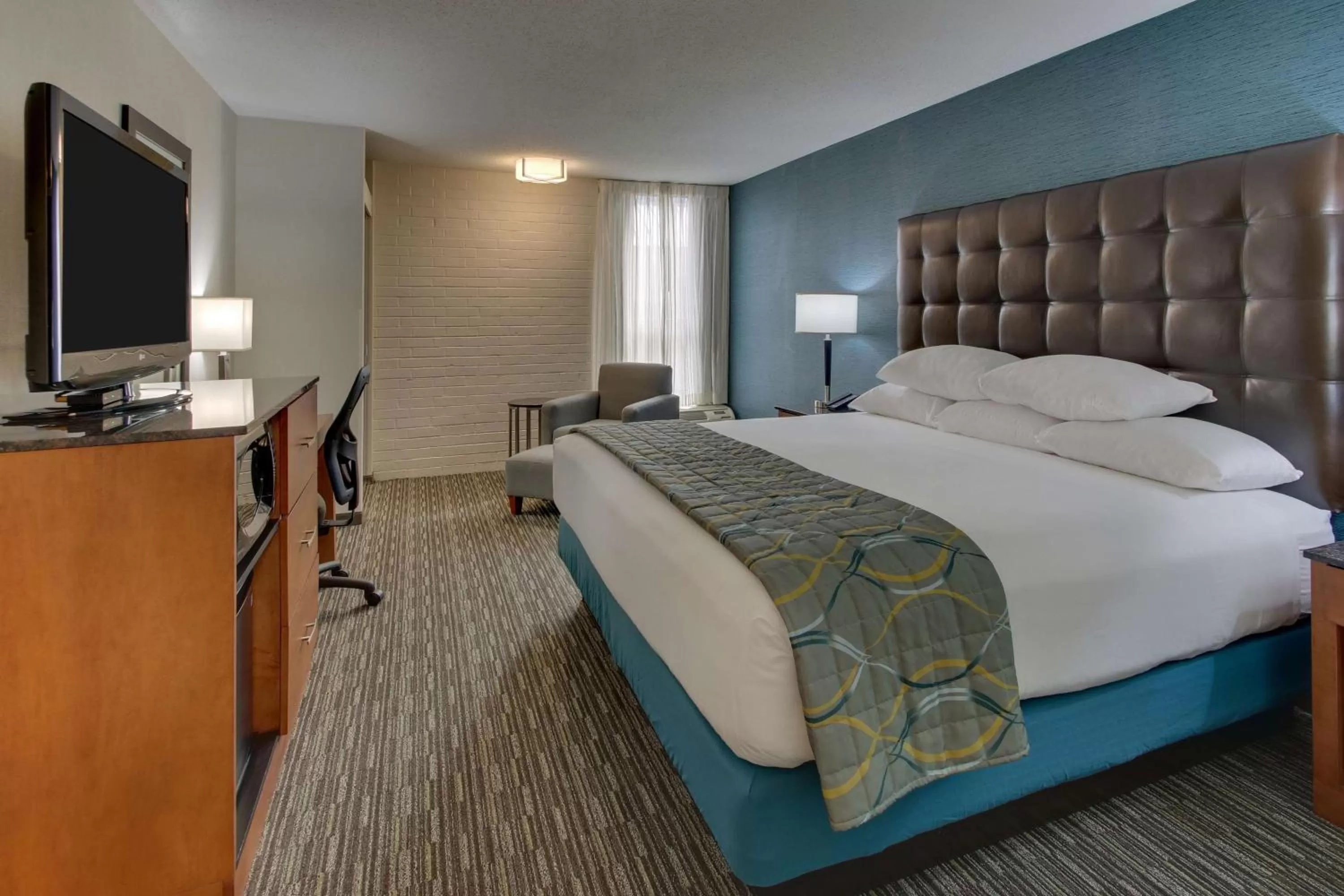 Deluxe King Room - Accessible, Roll-in Shower in Pear Tree Inn St. Louis Airport