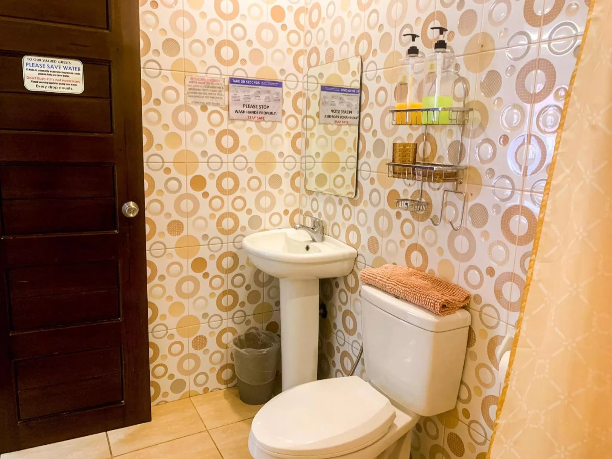 Toilet in Jurias Garden Hotel