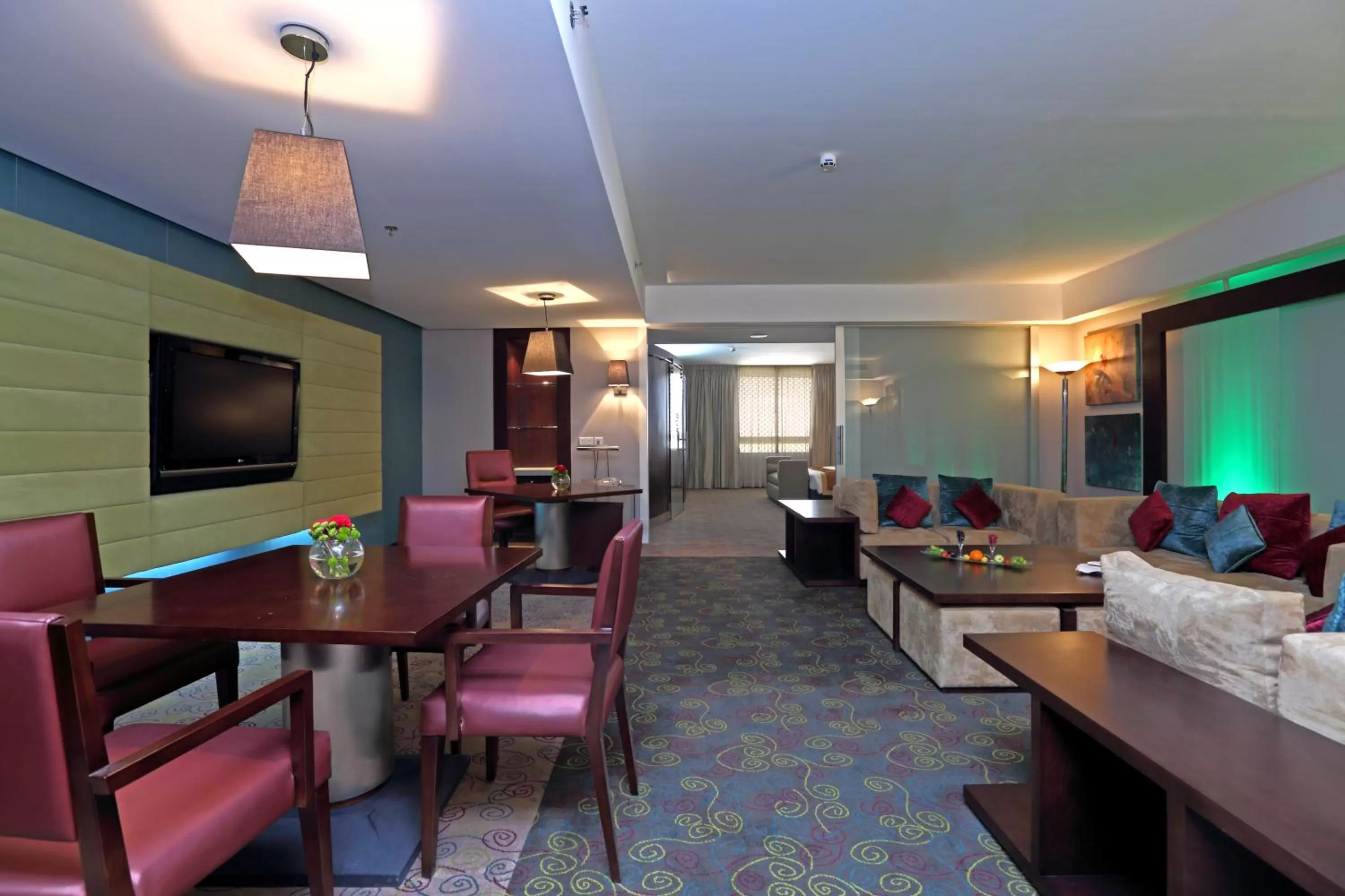 Coffee/tea facilities, TV/Entertainment Center in Radisson Blu Hotel, Riyadh