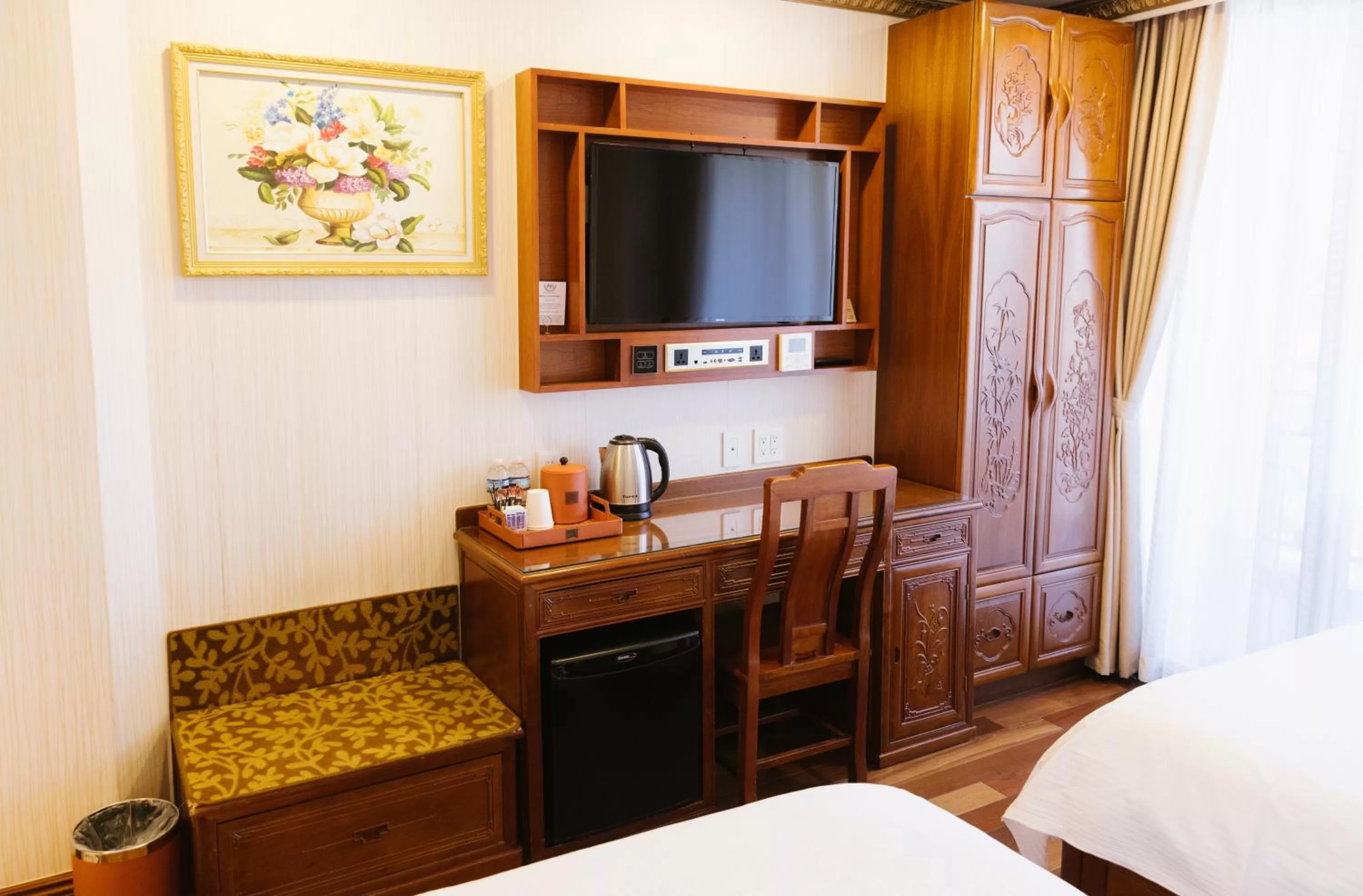 Bed in The Allen Hotel