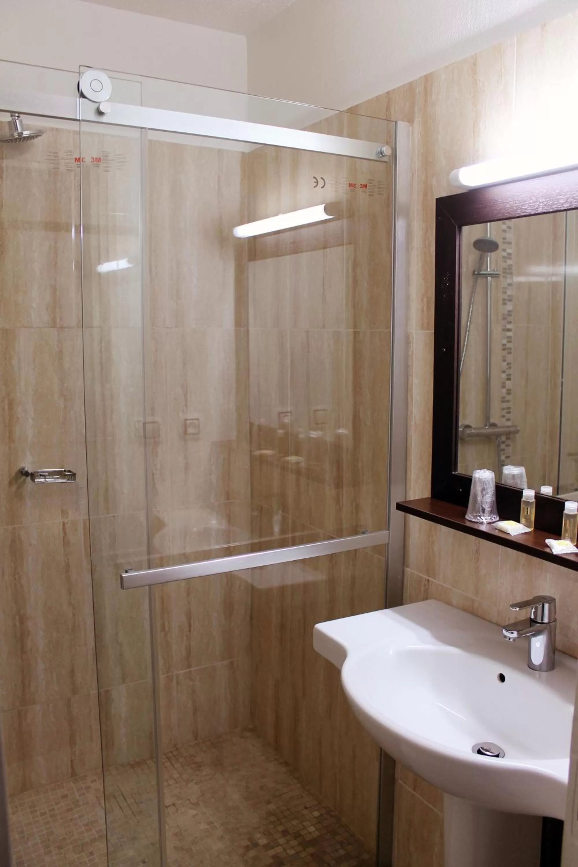 Shower in The Originals City, Hôtel Paris Sud, Orly-Draveil