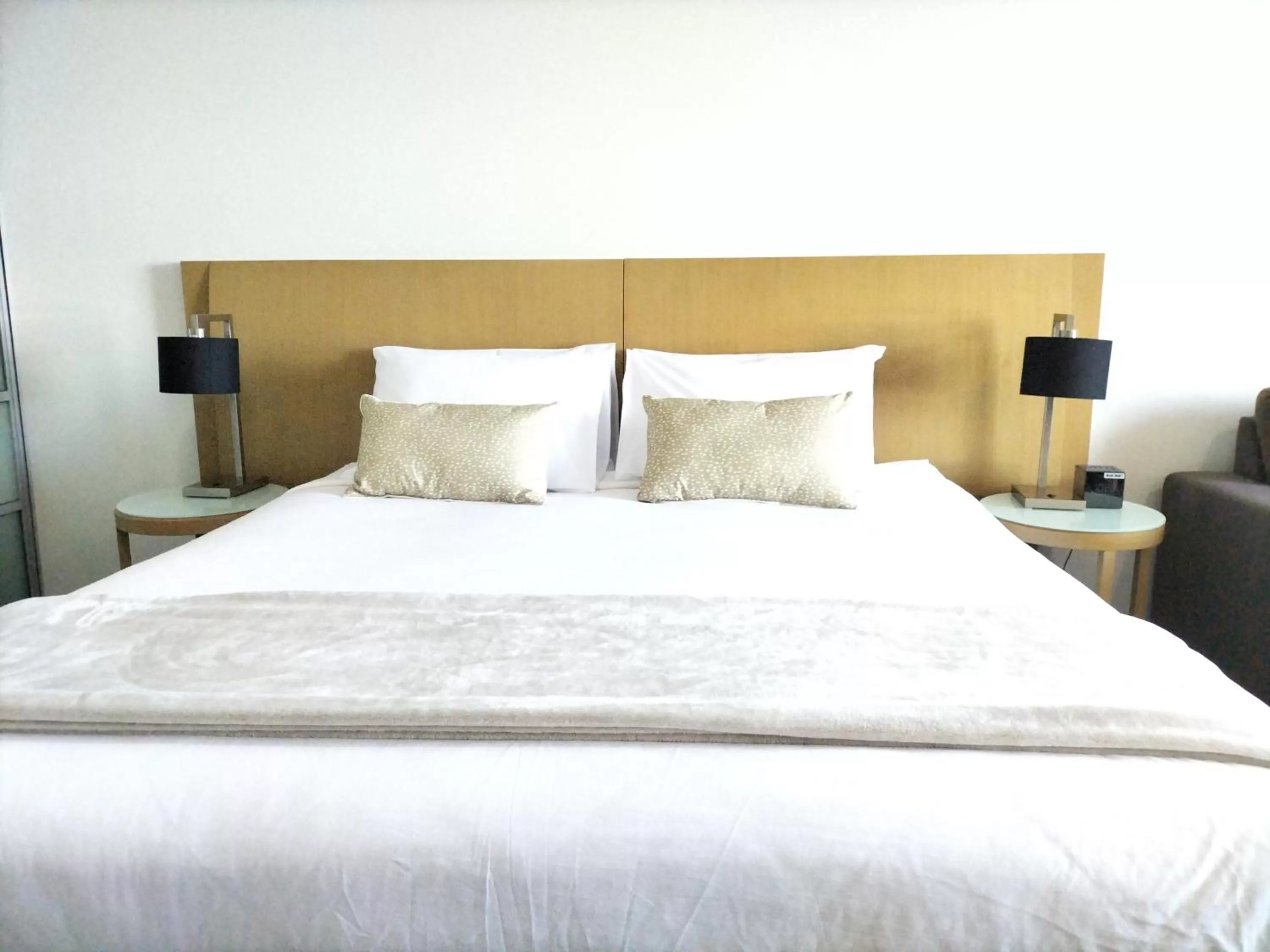 Bedroom, Bed in Darwin Harbour Suites