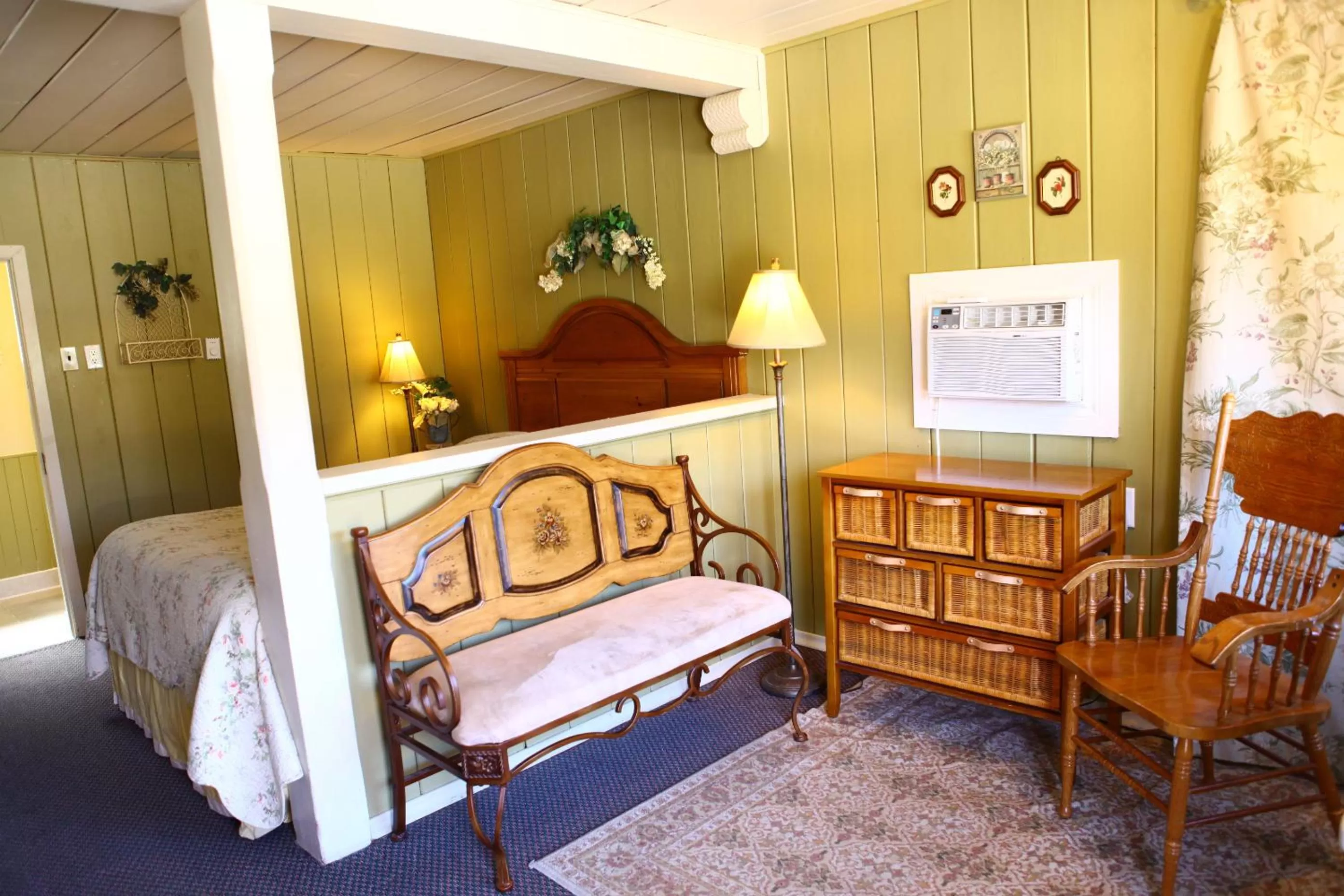 Bed in Swiss Chalets Motel