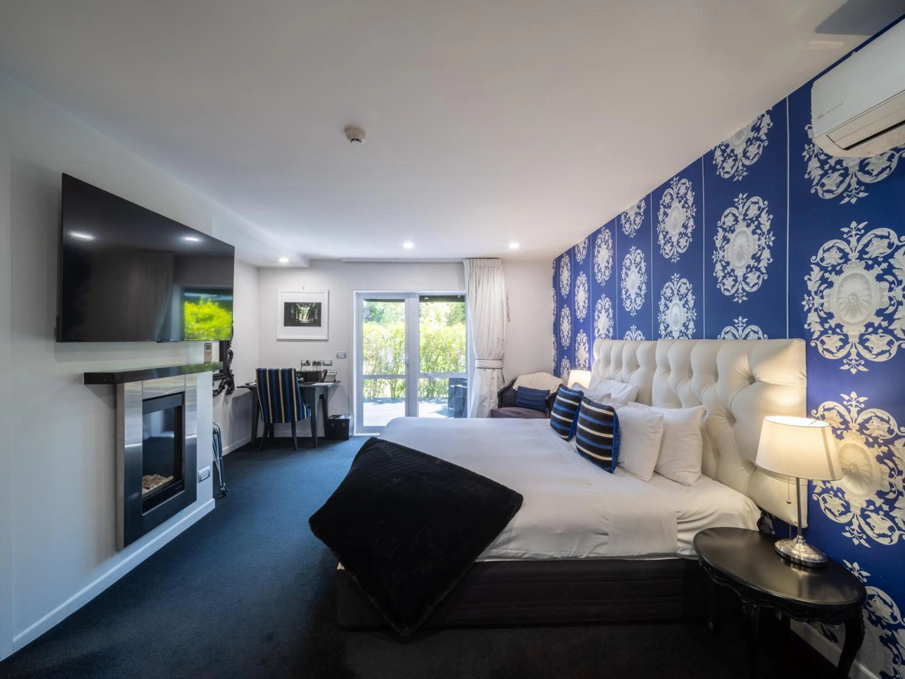 Photo of the whole room, Bed in Black Swan Lakeside Boutique Hotel