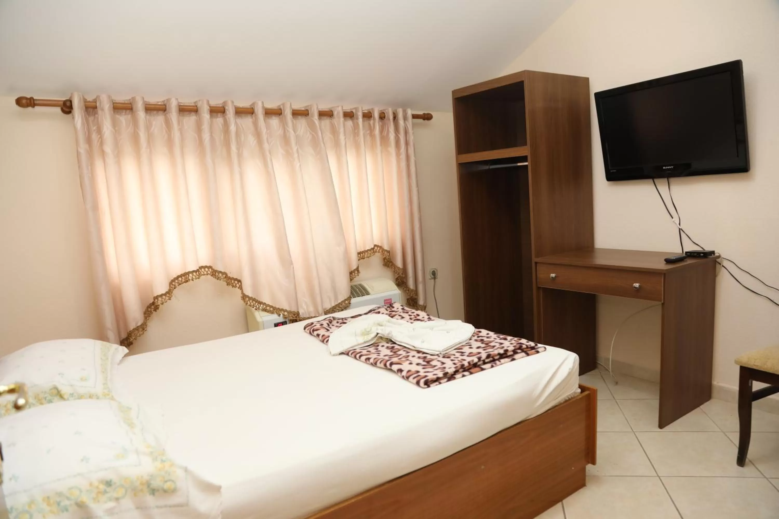 Bed in Hotel Villa Kabashi