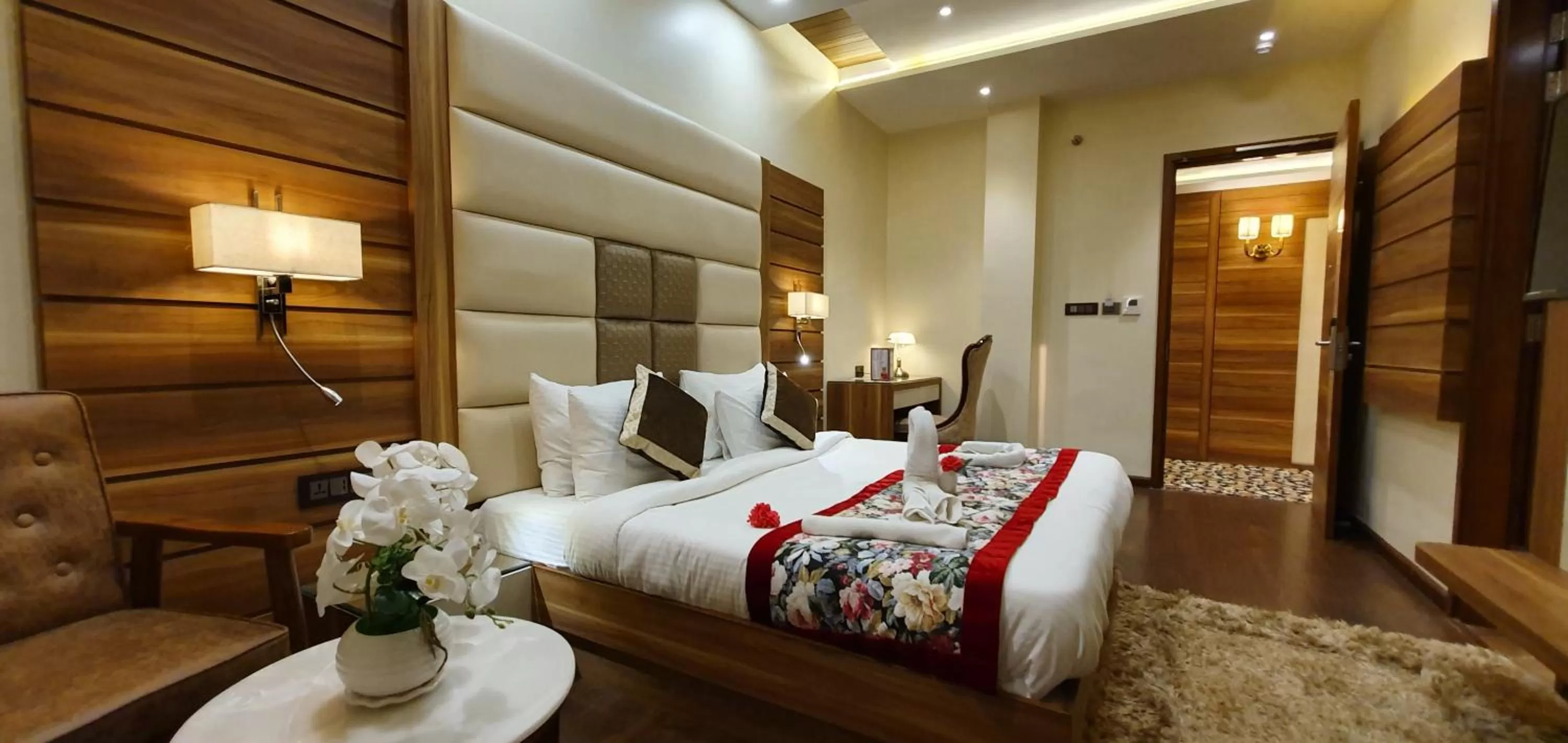 Bed in Hotel Makhan Residency