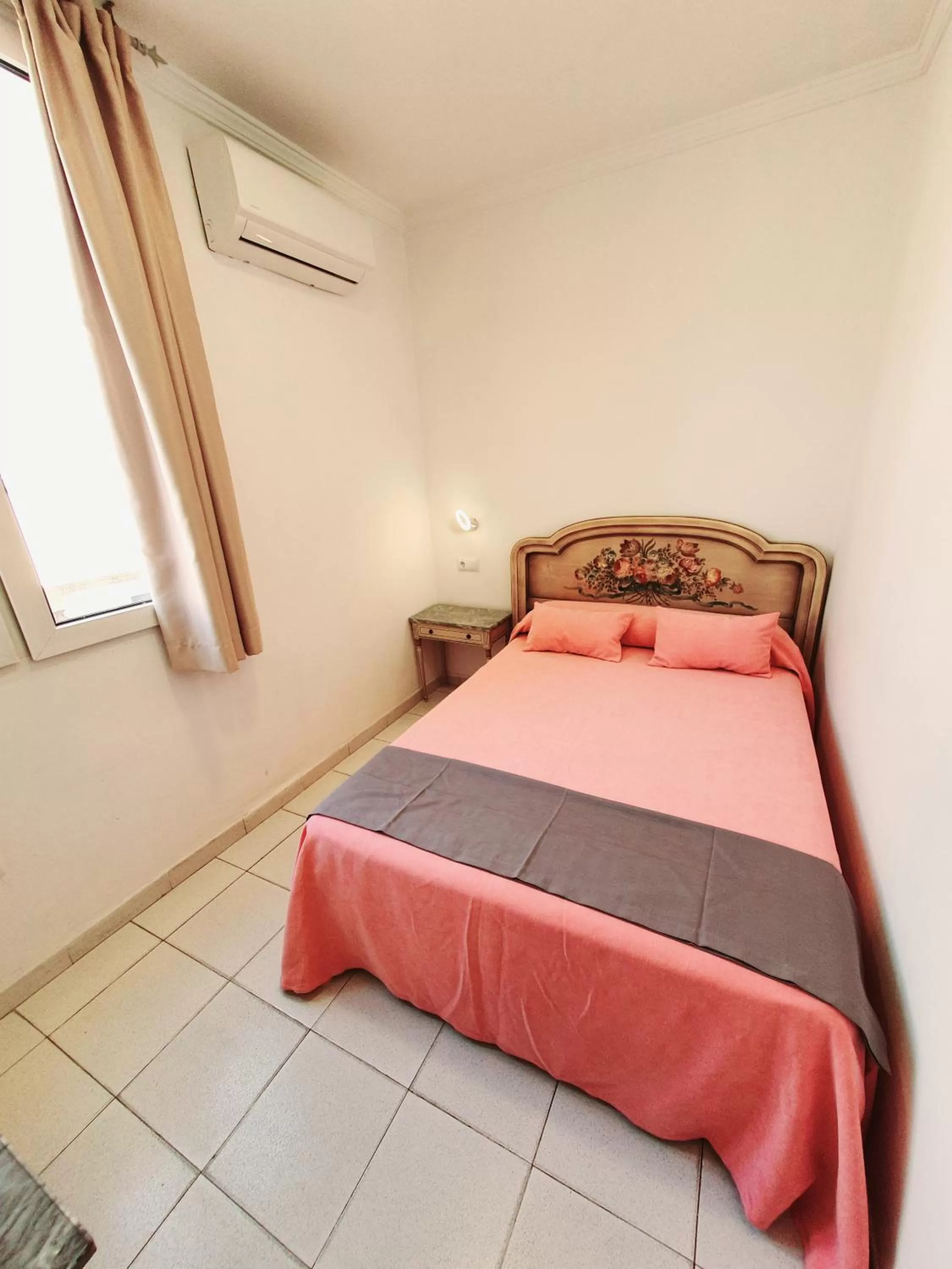 Photo of the whole room, Bed in Hotel Marítimo Urban