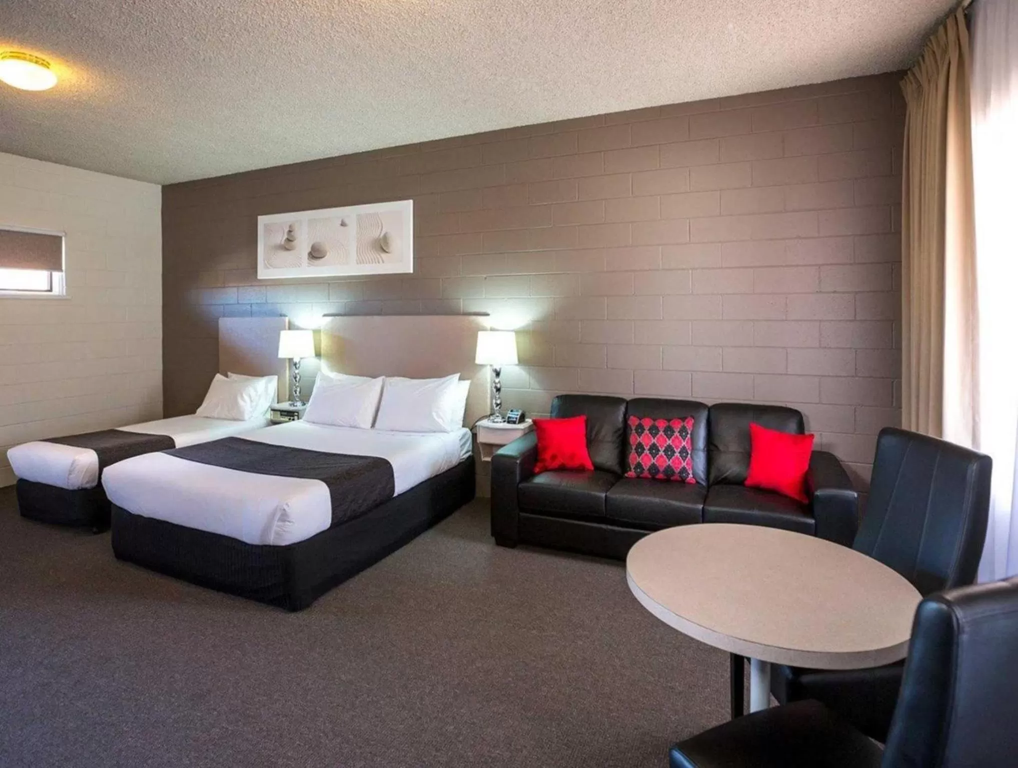 Photo of the whole room, Bed in Comfort Inn & Suites King Avenue