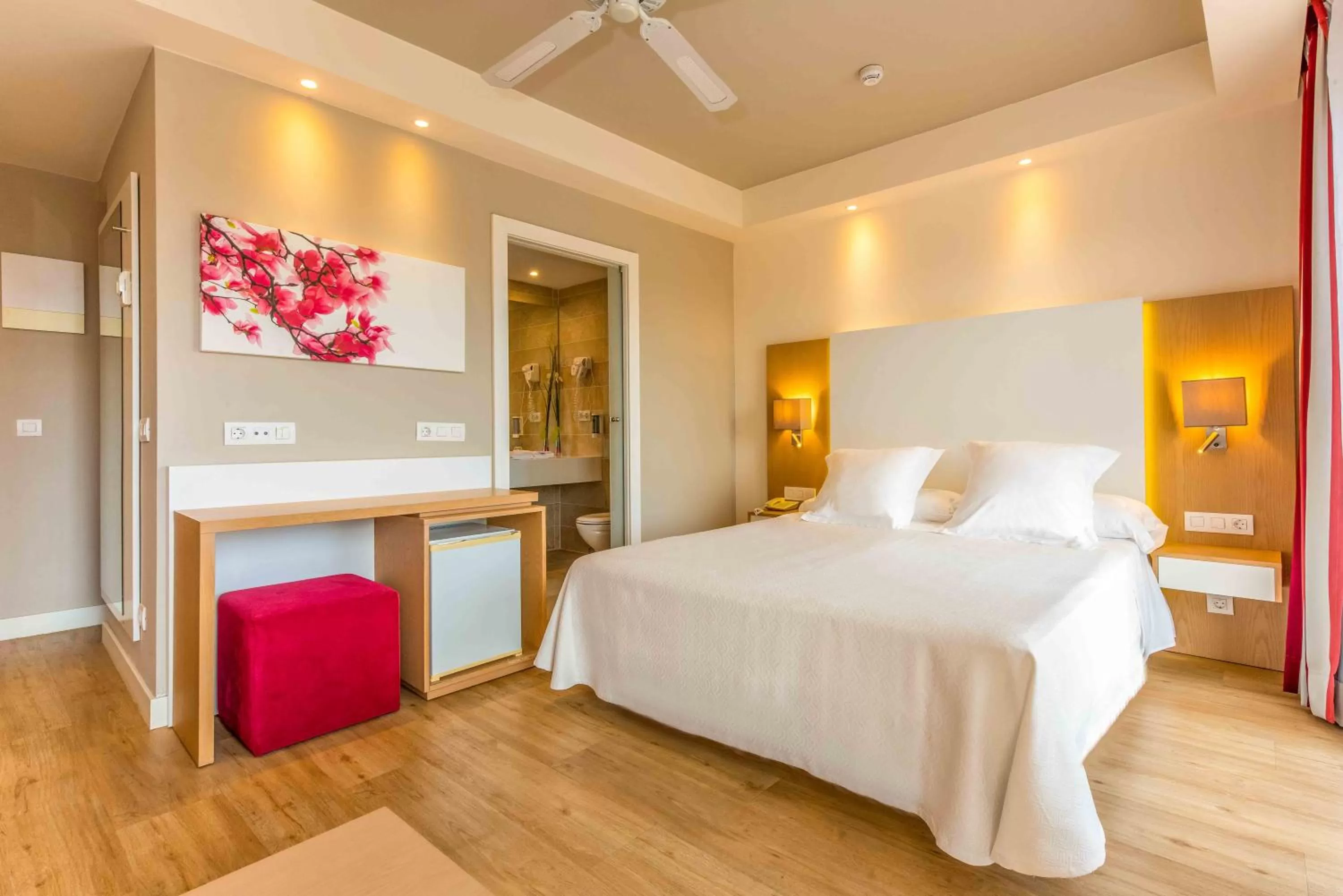 Photo of the whole room, Bed in Valentin Park Club