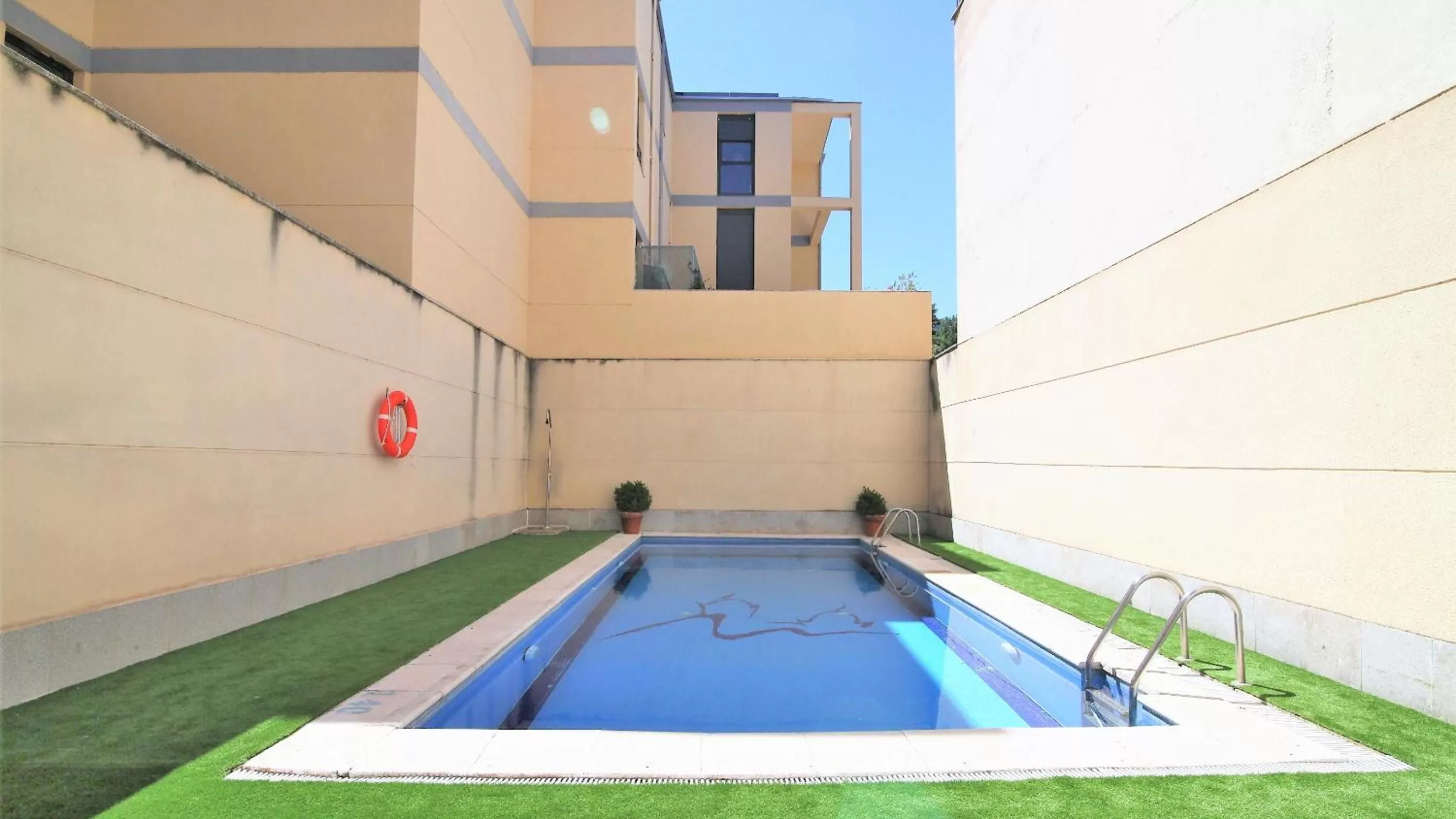 Swimming pool in Hotel Ele Puente Romano de Salamanca