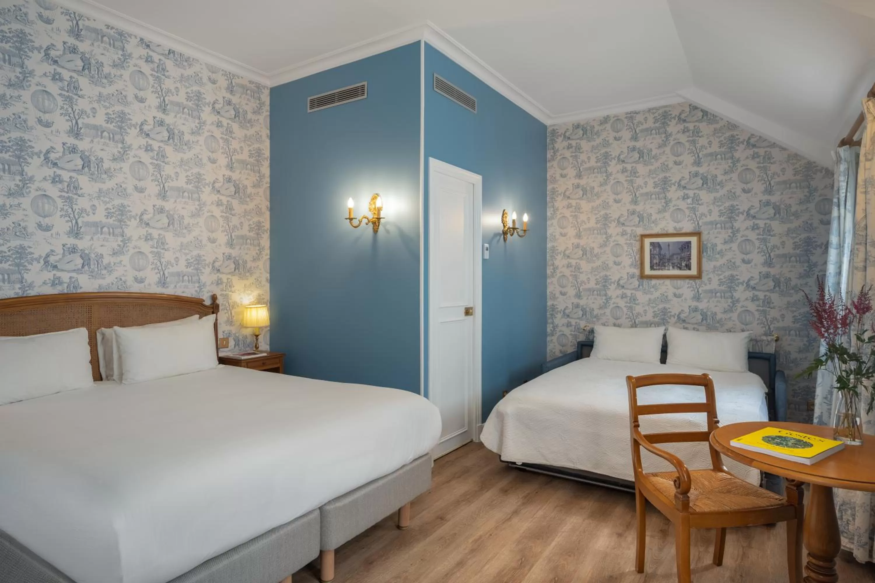 Bed in Hotel des Grandes Ecoles