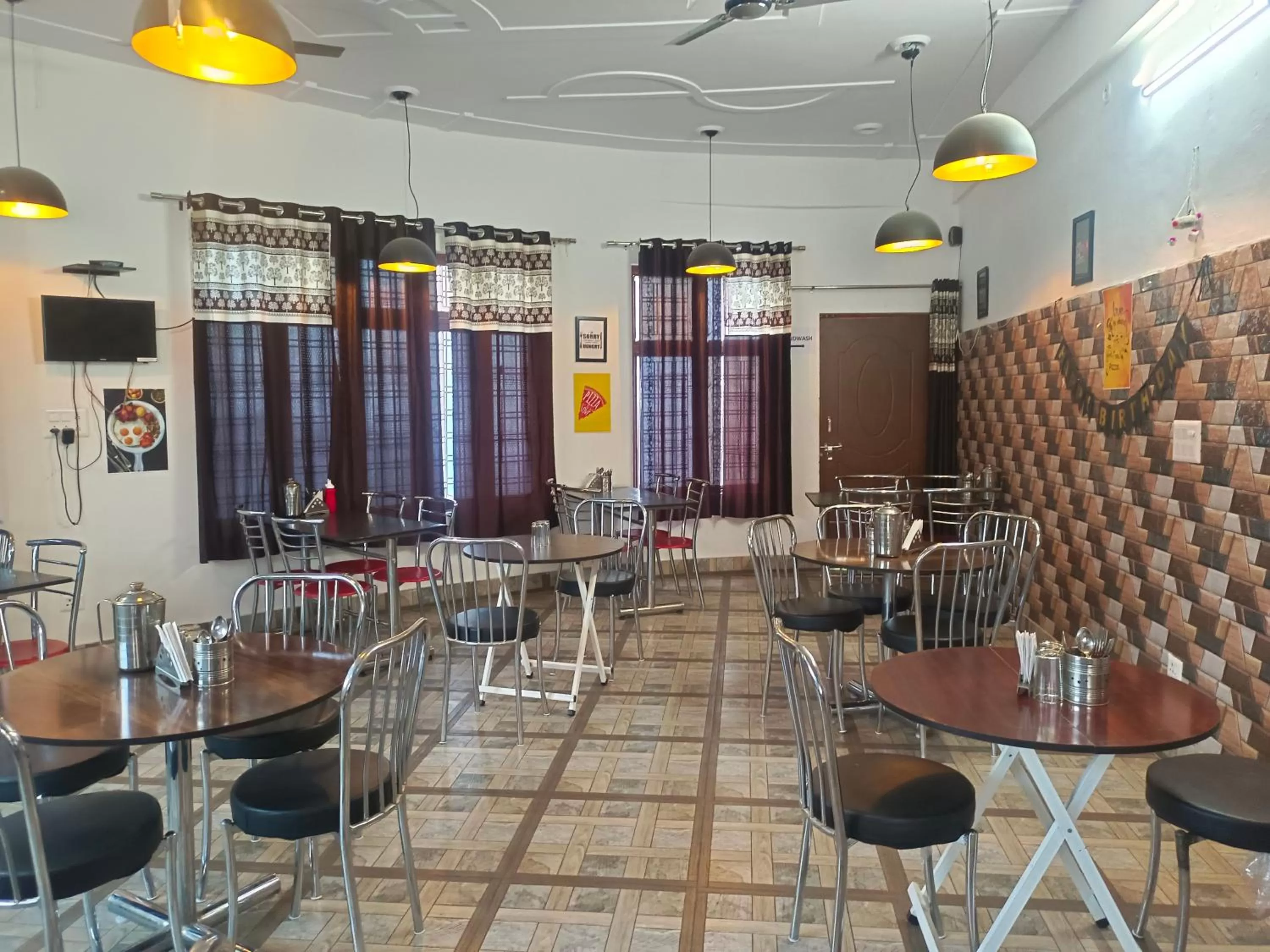 Restaurant/places to eat in Hotel Shiv Palace