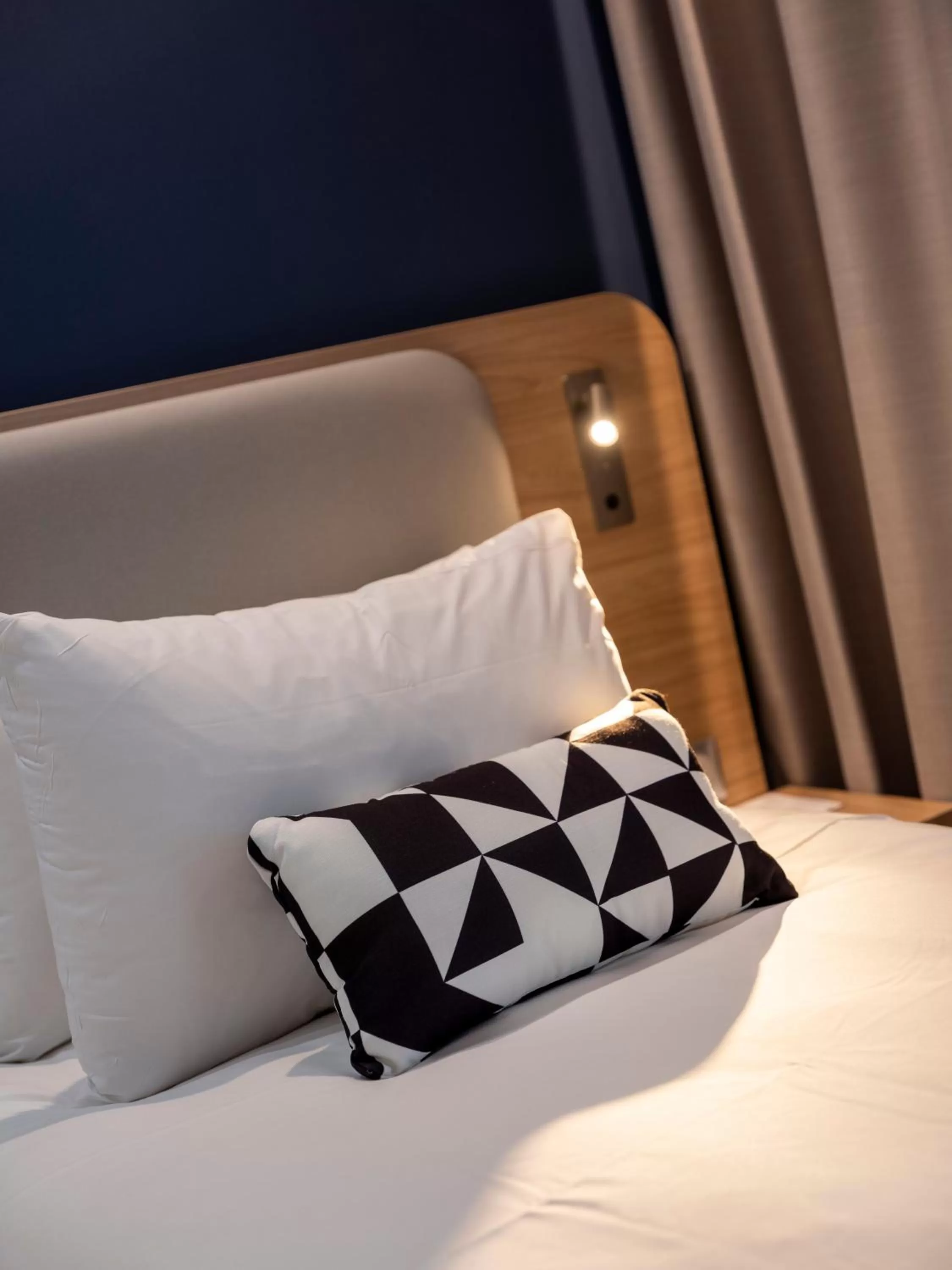 Bed in Holiday Inn Express - Nice - Grand Arenas by IHG